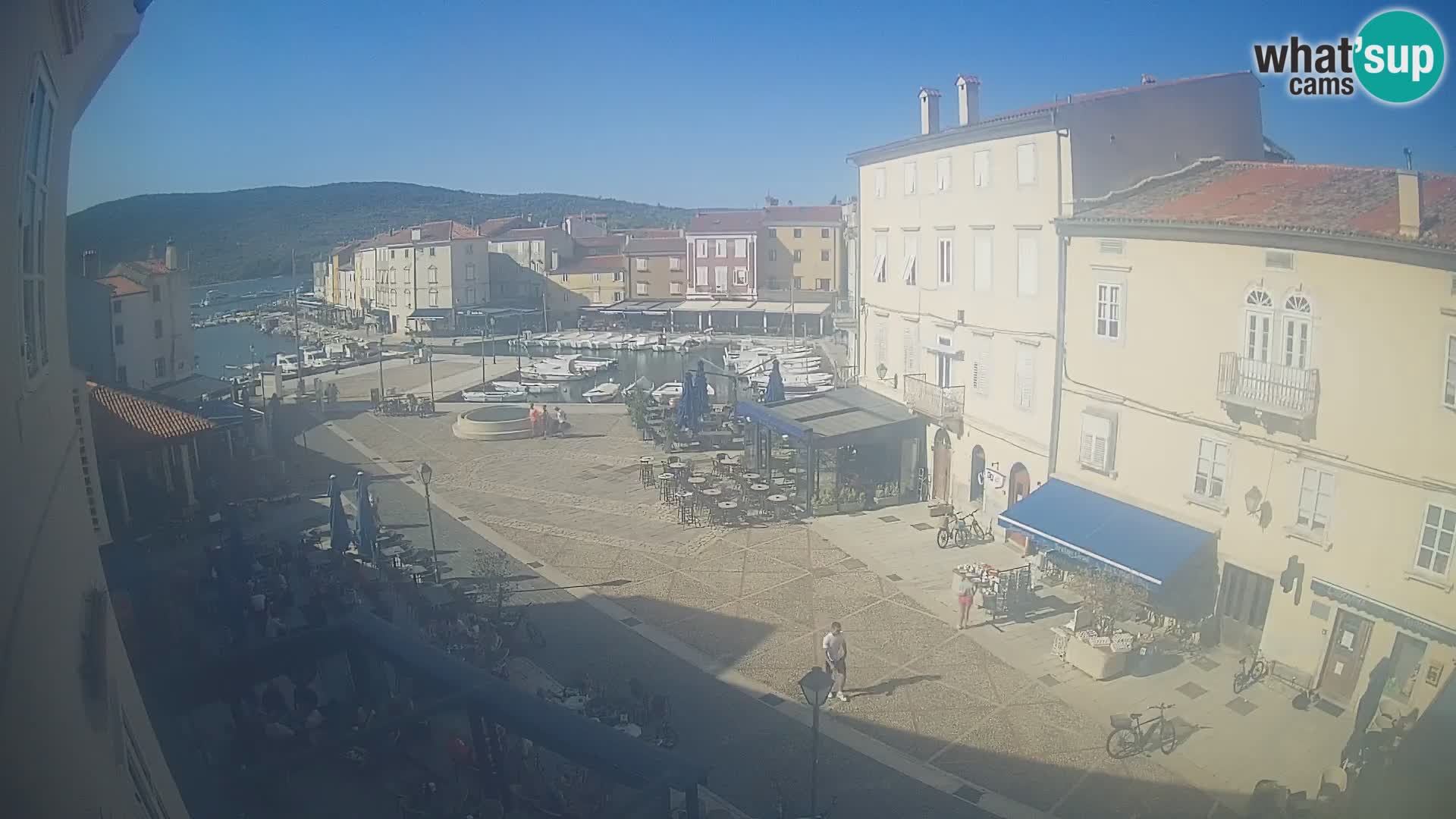 Web kamera Grad Cres – glavni trg i “mandrač” – otok Cres