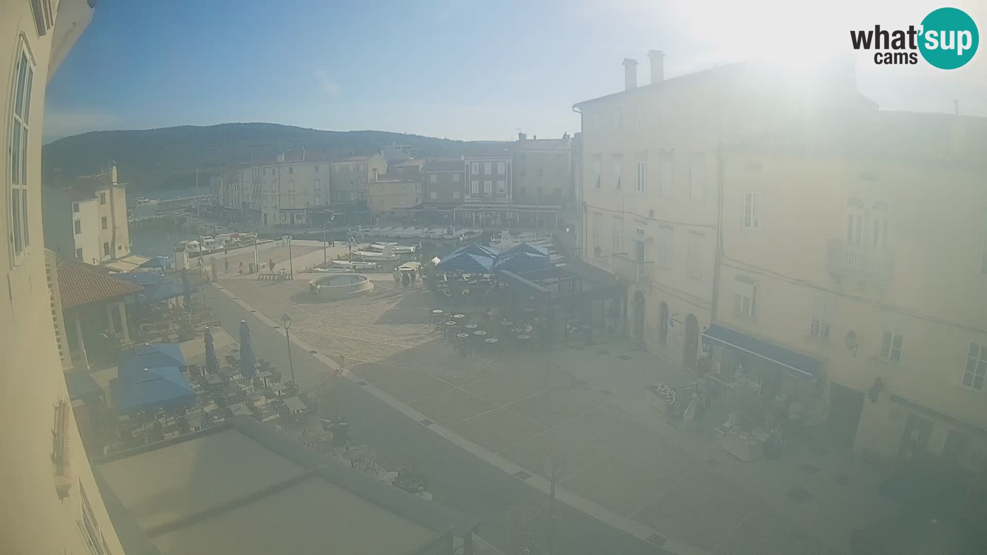 Cámara en vivo ciudad de Cres – plaza principal y “mandrač” – isla de Cres – Croacia