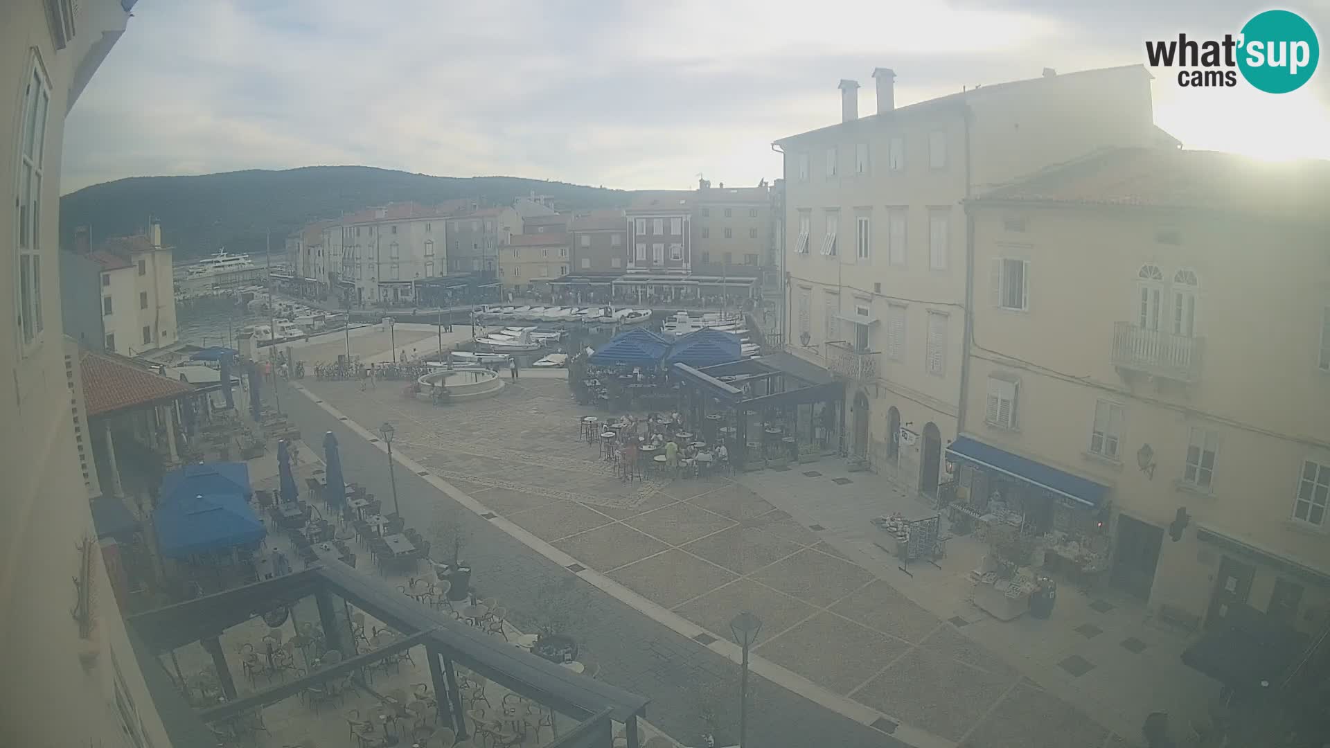 Cámara en vivo ciudad de Cres – plaza principal y “mandrač” – isla de Cres – Croacia