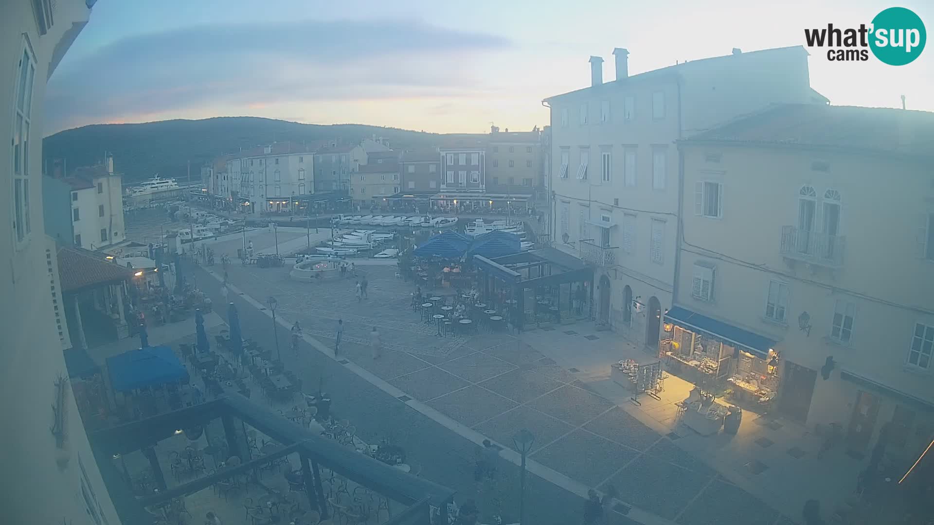 Cámara en vivo ciudad de Cres – plaza principal y “mandrač” – isla de Cres – Croacia