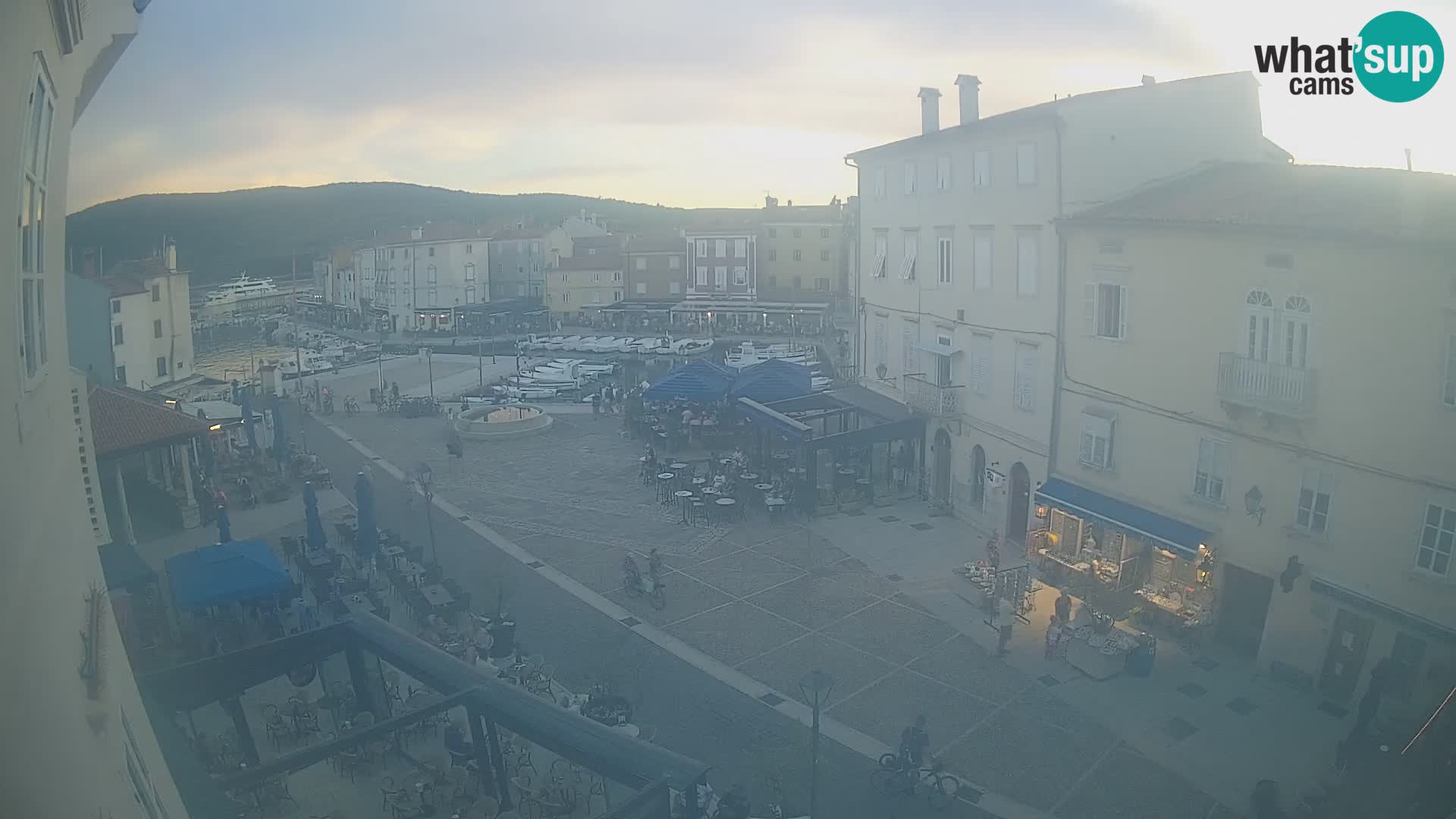 Web kamera Grad Cres – glavni trg i “mandrač” – otok Cres