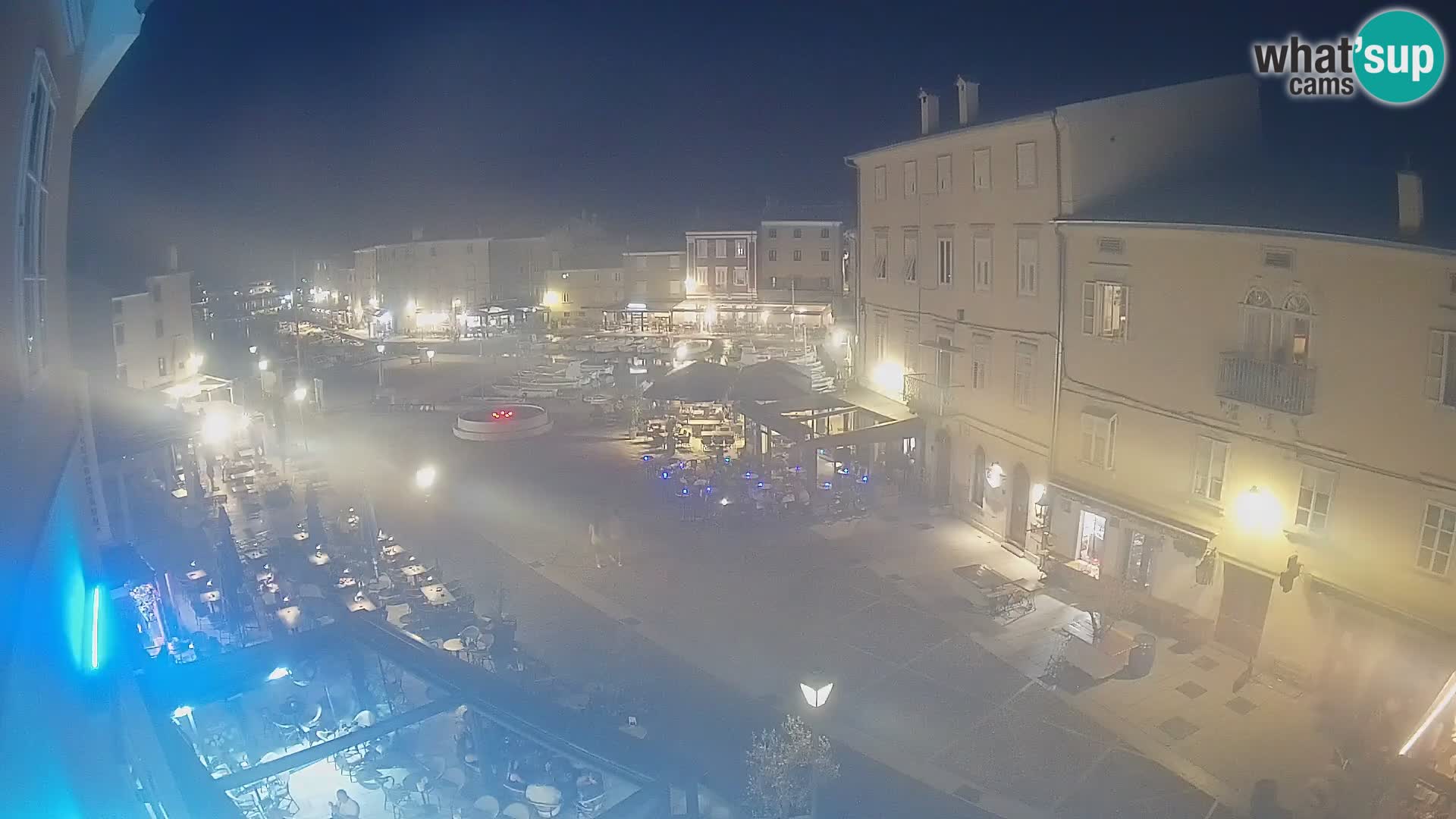 Web kamera Grad Cres – glavni trg i “mandrač” – otok Cres
