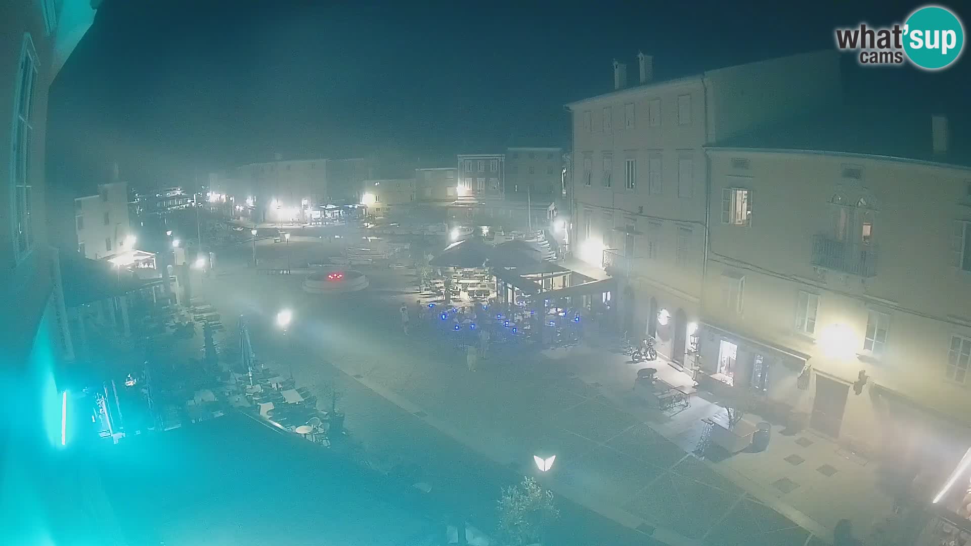 Web kamera Grad Cres – glavni trg i “mandrač” – otok Cres