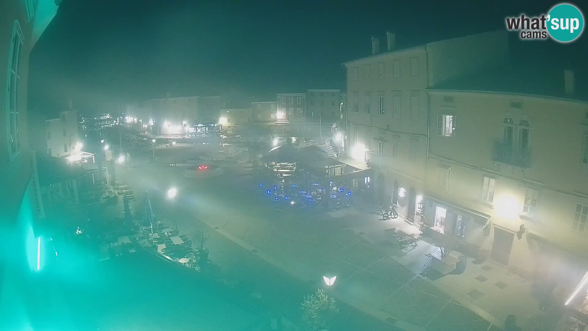 Web kamera Grad Cres – glavni trg i “mandrač” – otok Cres