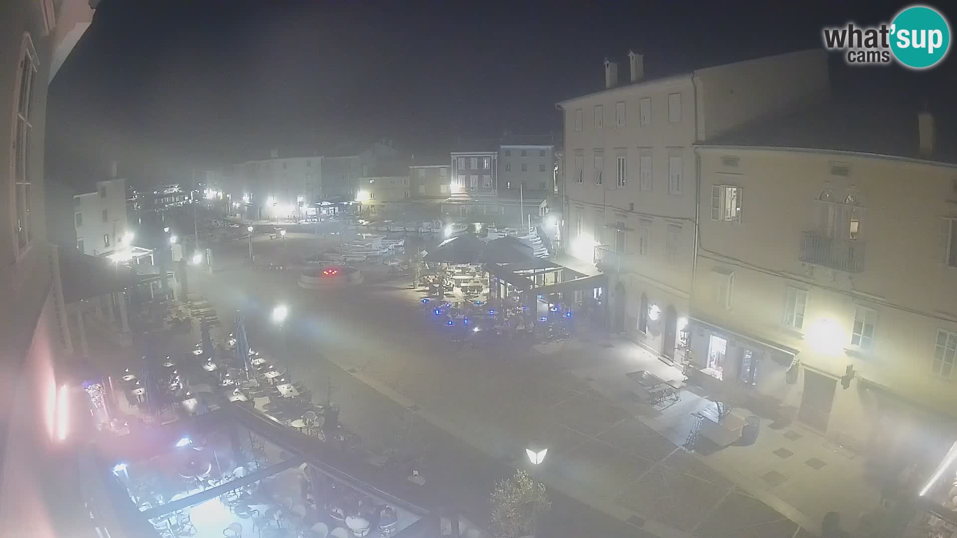 Web kamera Grad Cres – glavni trg i “mandrač” – otok Cres