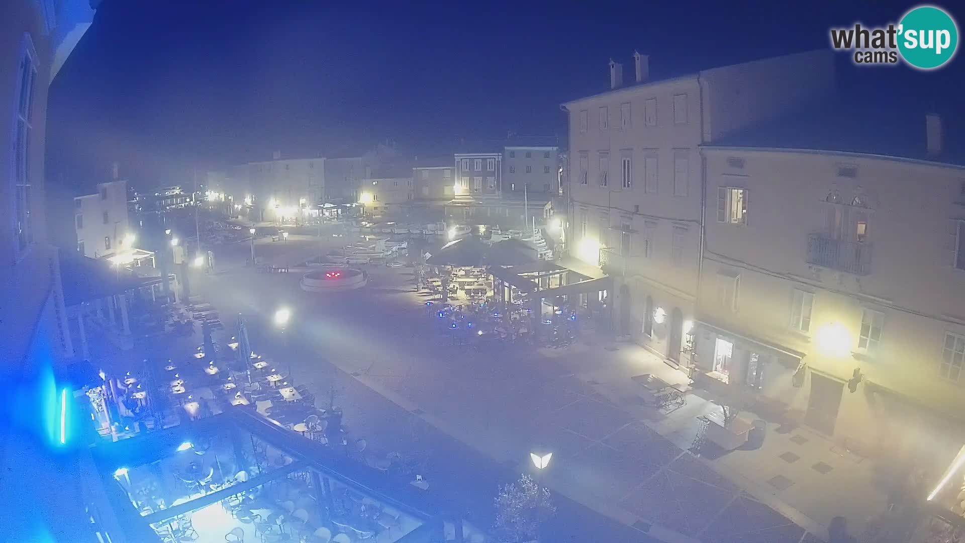 Web kamera Grad Cres – glavni trg i “mandrač” – otok Cres