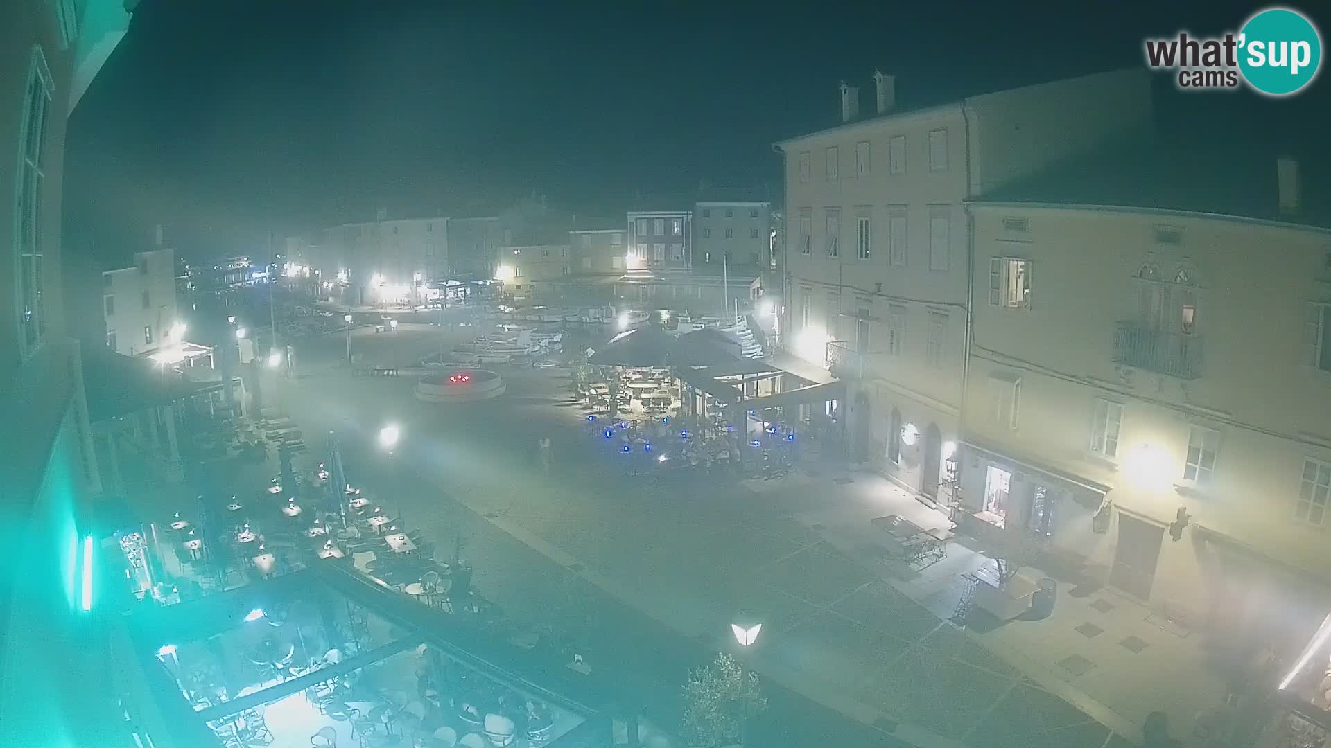 Web kamera Grad Cres – glavni trg i “mandrač” – otok Cres