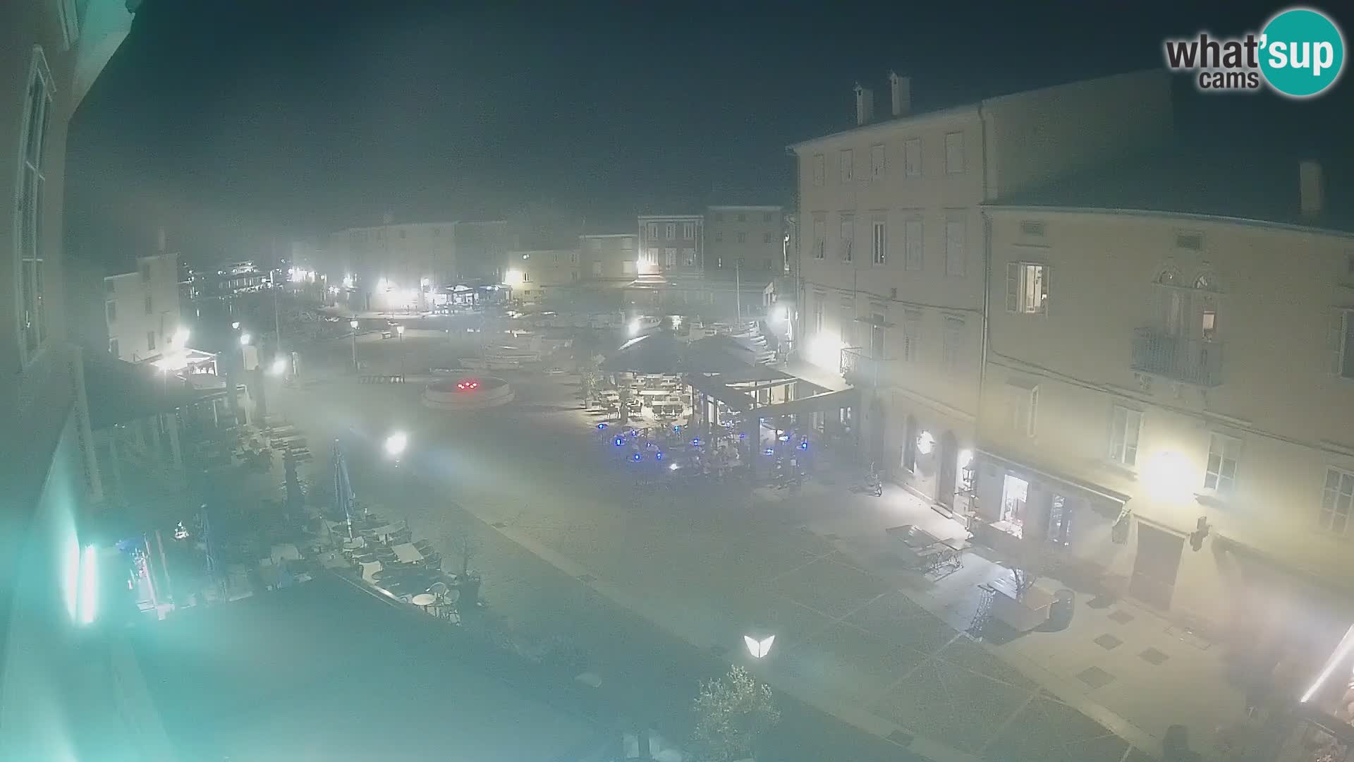 Web kamera Grad Cres – glavni trg i “mandrač” – otok Cres