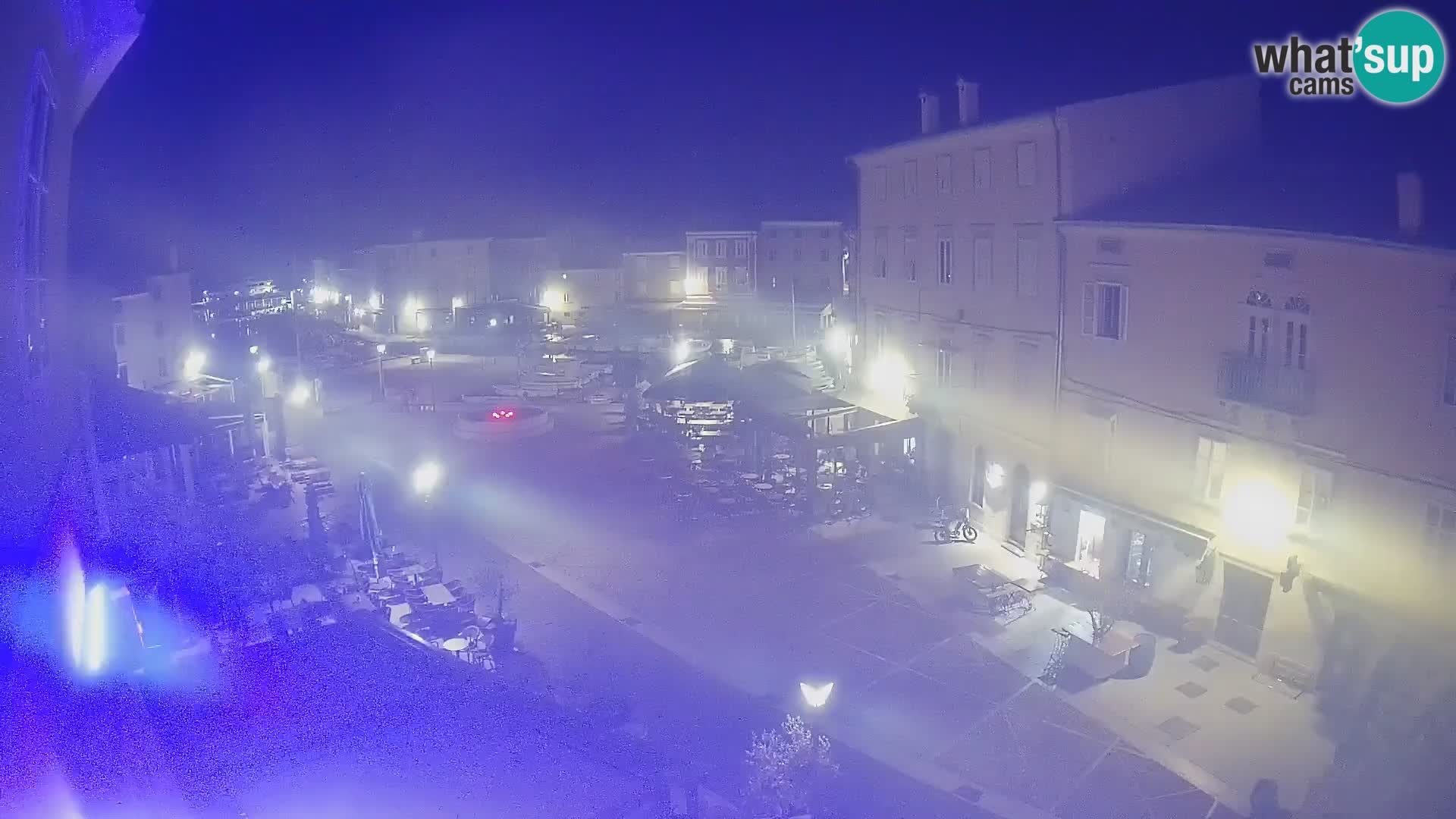 Web kamera Grad Cres – glavni trg i “mandrač” – otok Cres
