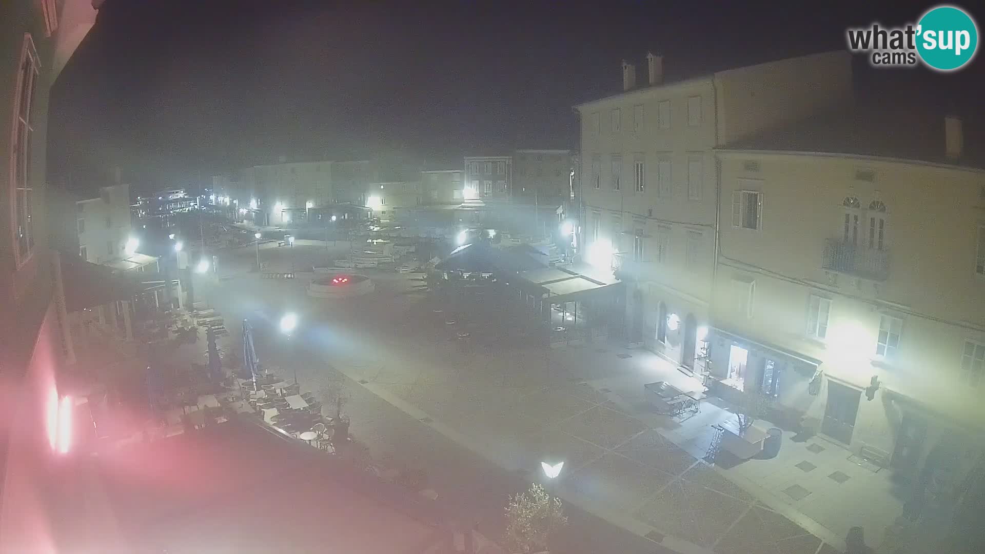 Web kamera Grad Cres – glavni trg i “mandrač” – otok Cres