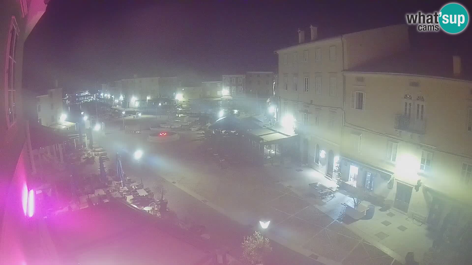 Web kamera Grad Cres – glavni trg i “mandrač” – otok Cres