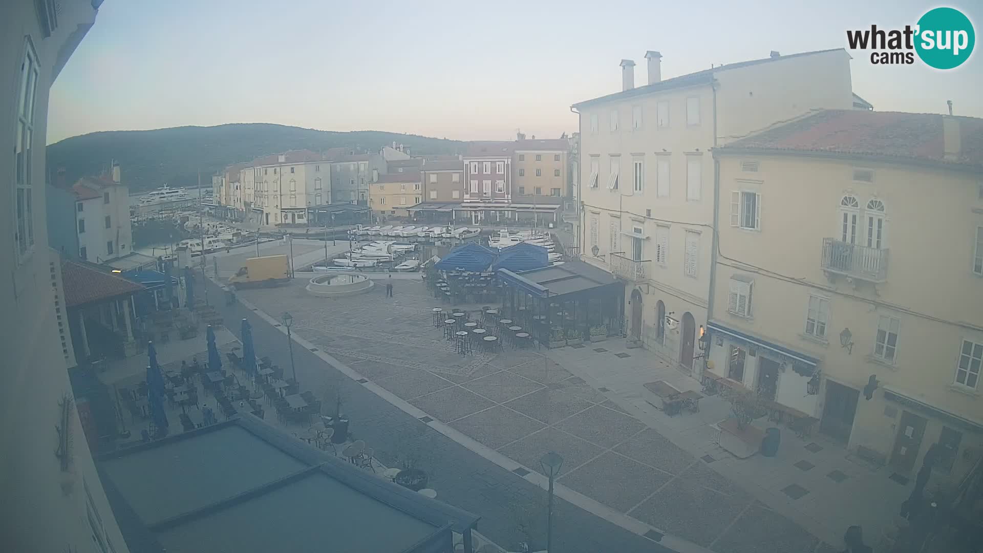 Web kamera Grad Cres – glavni trg i “mandrač” – otok Cres