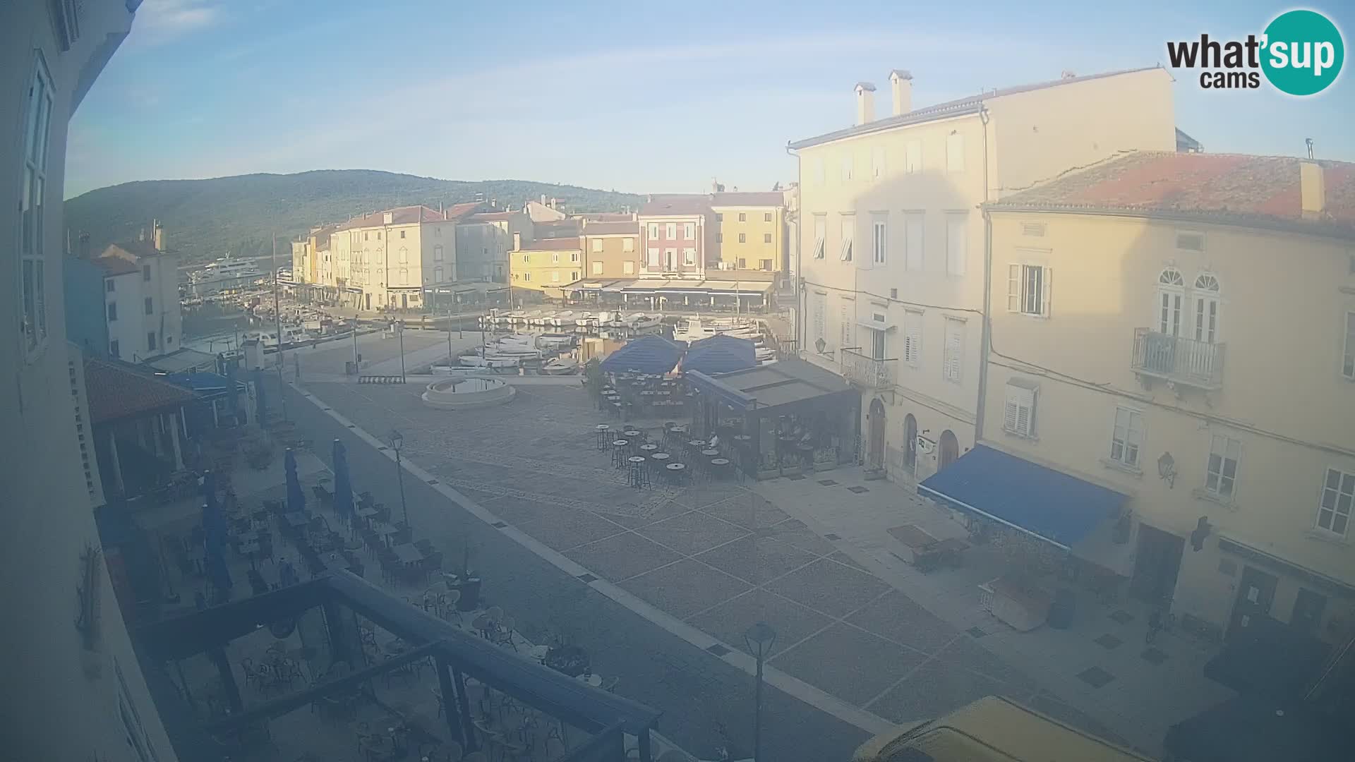 Web kamera Grad Cres – glavni trg i “mandrač” – otok Cres