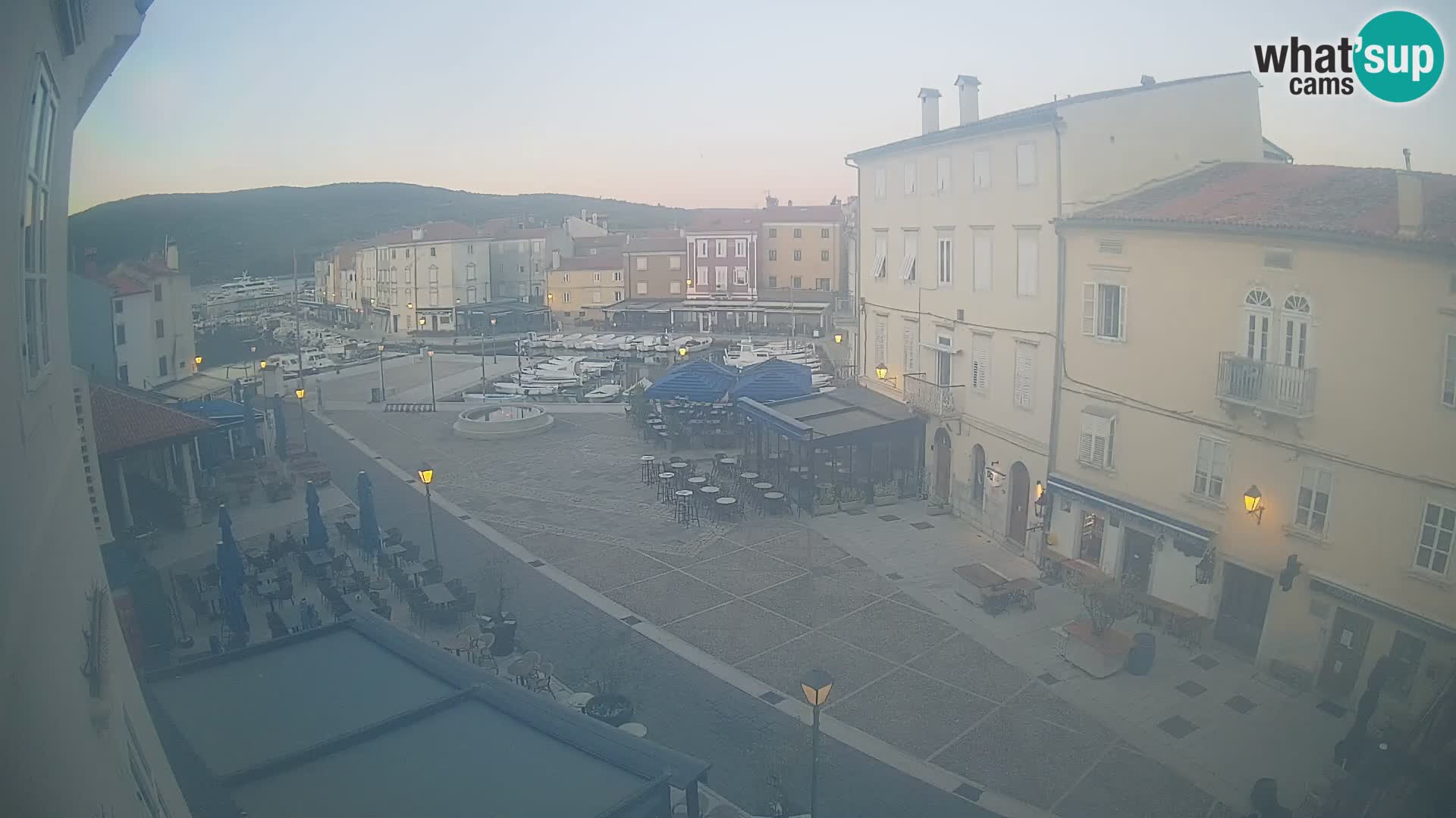 Cámara en vivo ciudad de Cres – plaza principal y “mandrač” – isla de Cres – Croacia