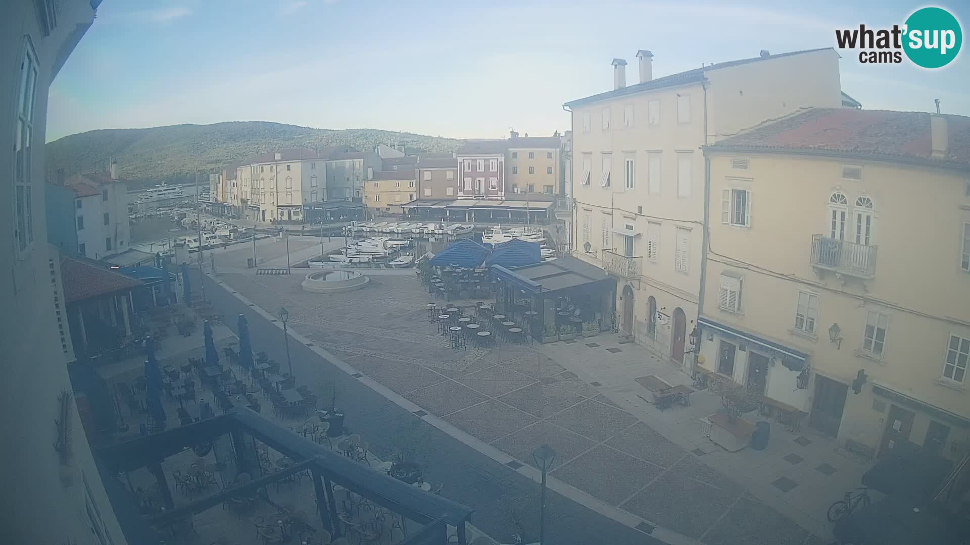 Web kamera Grad Cres – glavni trg i “mandrač” – otok Cres