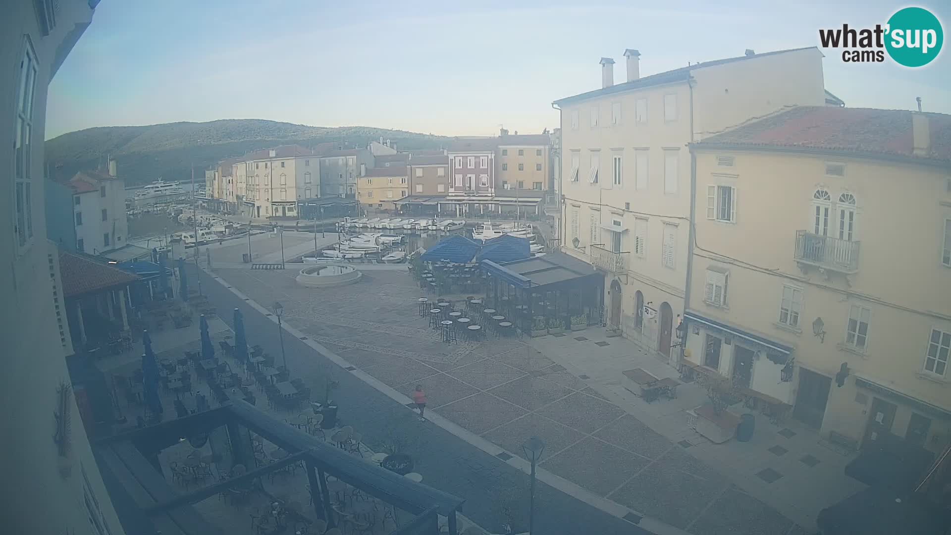 Web kamera Grad Cres – glavni trg i “mandrač” – otok Cres