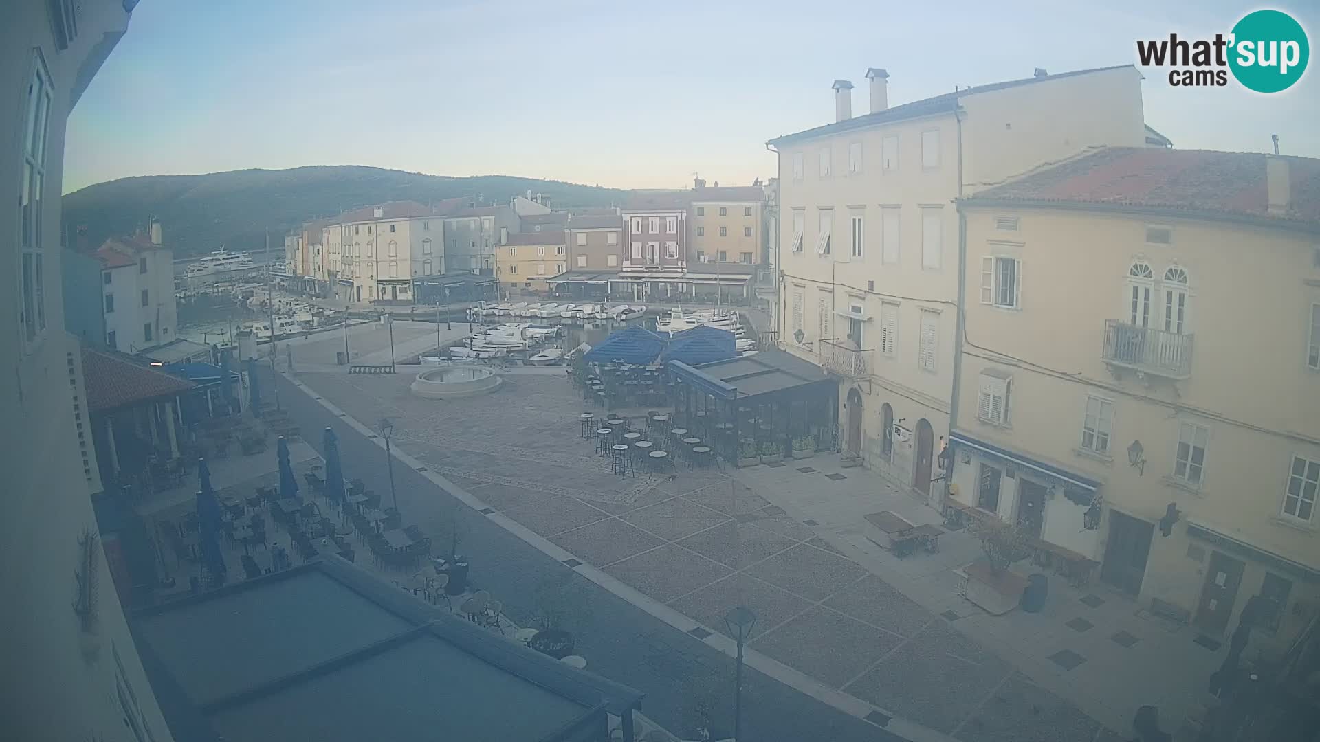 LIVE cam Cres city – place principale et “mandrač” – île de Cres – Croatie