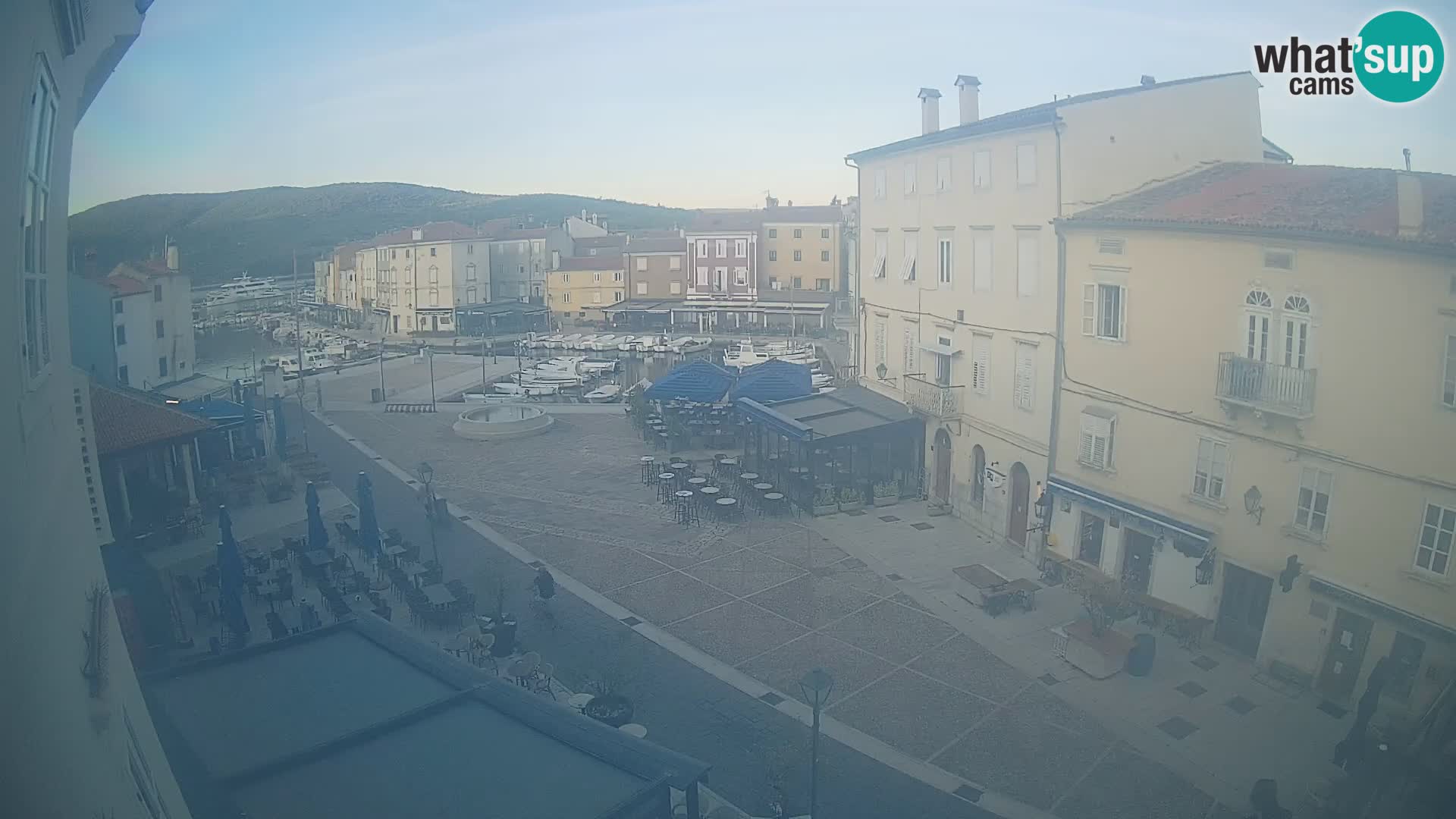 Cámara en vivo ciudad de Cres – plaza principal y “mandrač” – isla de Cres – Croacia