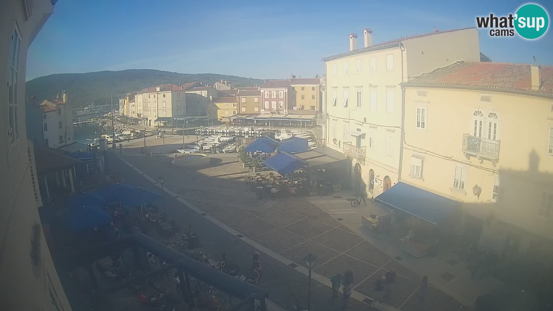 V ŽIVO spletna kamera Cres mesto – glavni trg in “mandrač” – otok Cres – Hrvaška