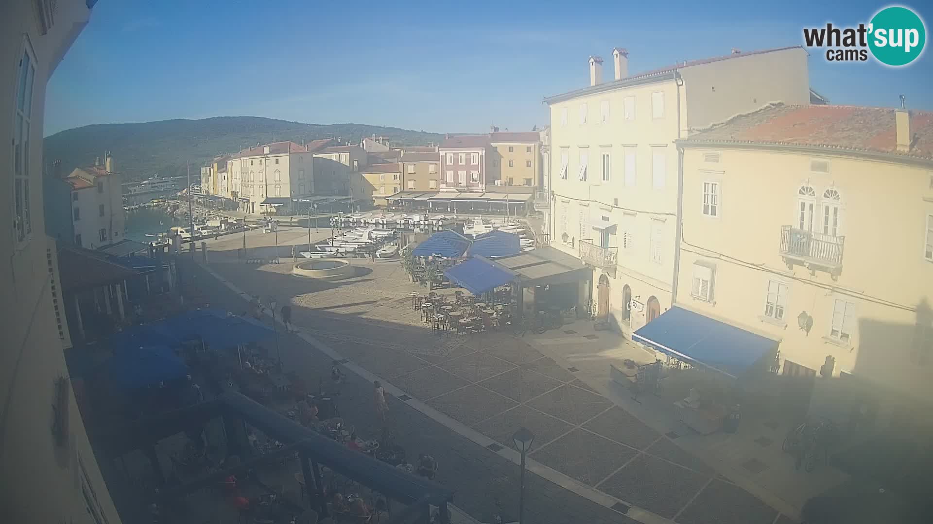 Web kamera Grad Cres – glavni trg i “mandrač” – otok Cres