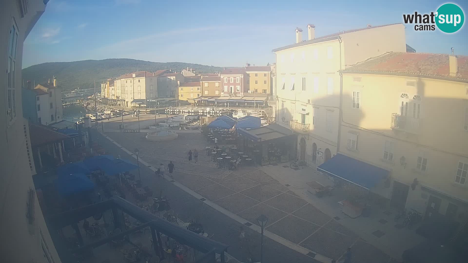 Web kamera Grad Cres – glavni trg i “mandrač” – otok Cres