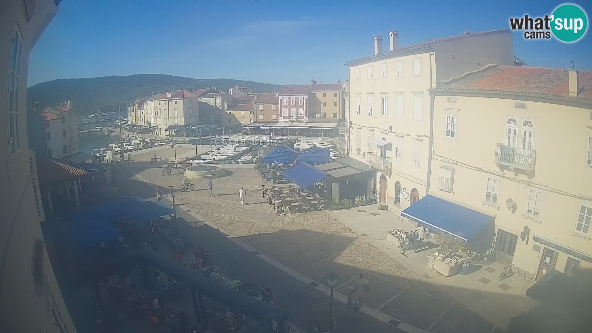 Web kamera Grad Cres – glavni trg i “mandrač” – otok Cres