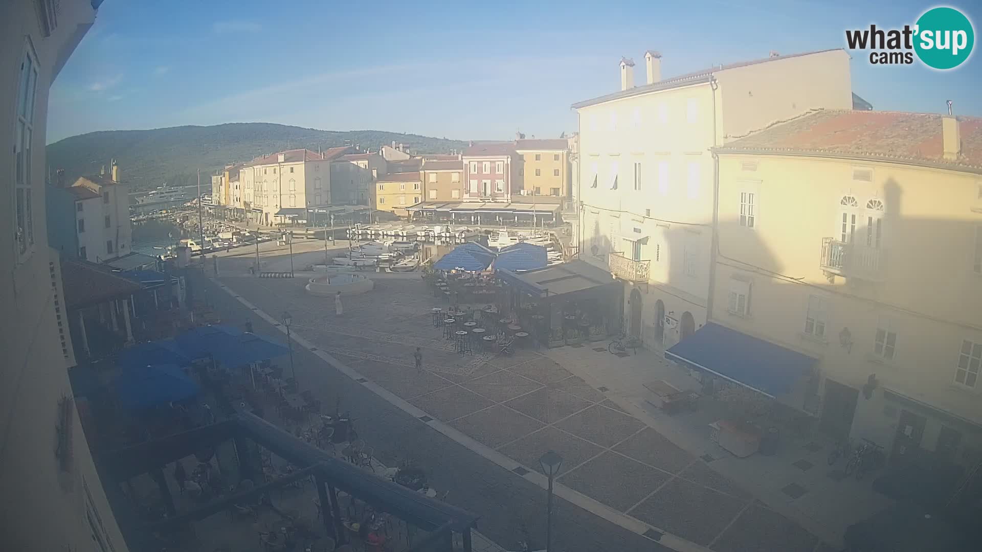 V ŽIVO spletna kamera Cres mesto – glavni trg in “mandrač” – otok Cres – Hrvaška