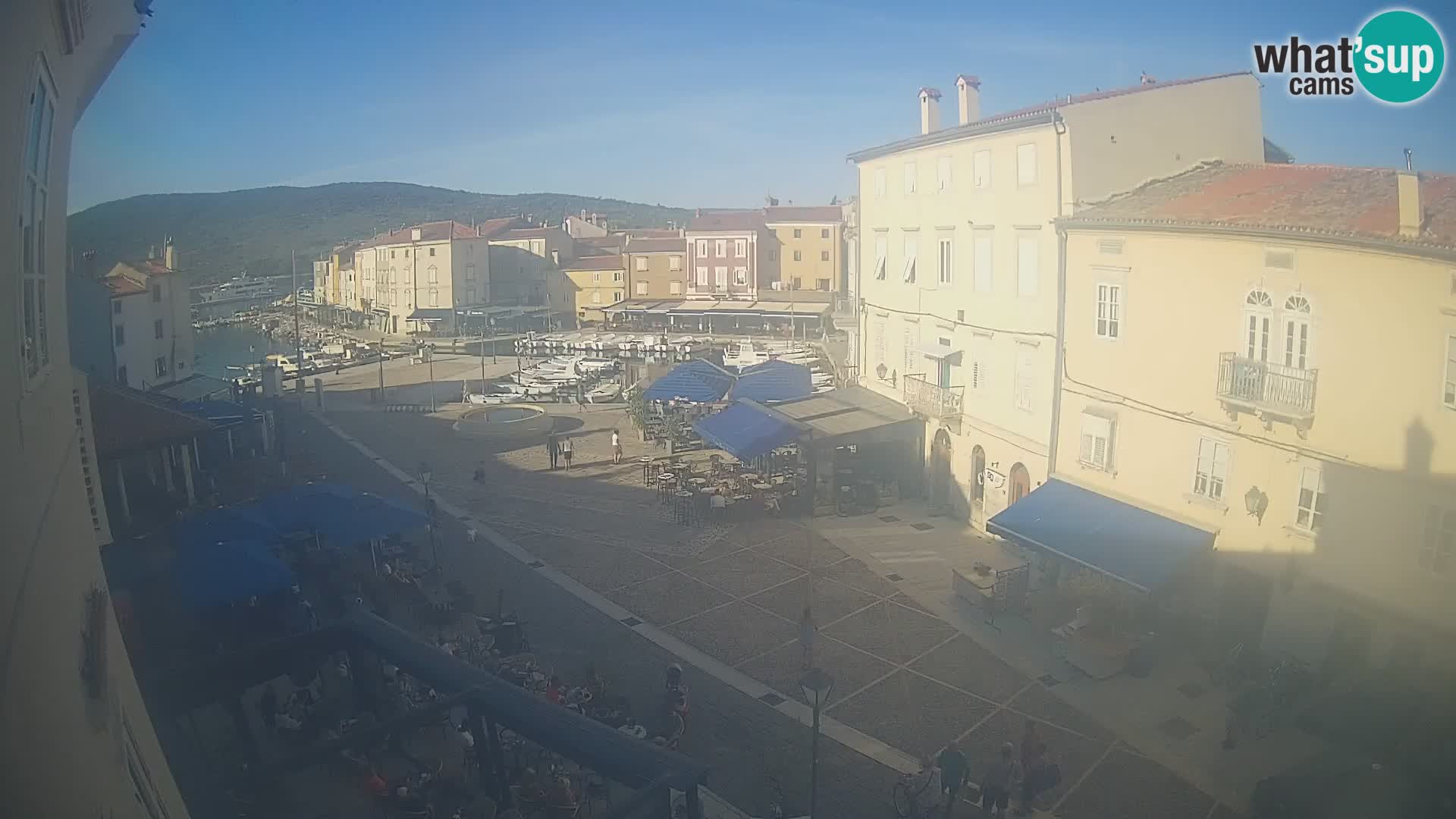 Web kamera Grad Cres – glavni trg i “mandrač” – otok Cres