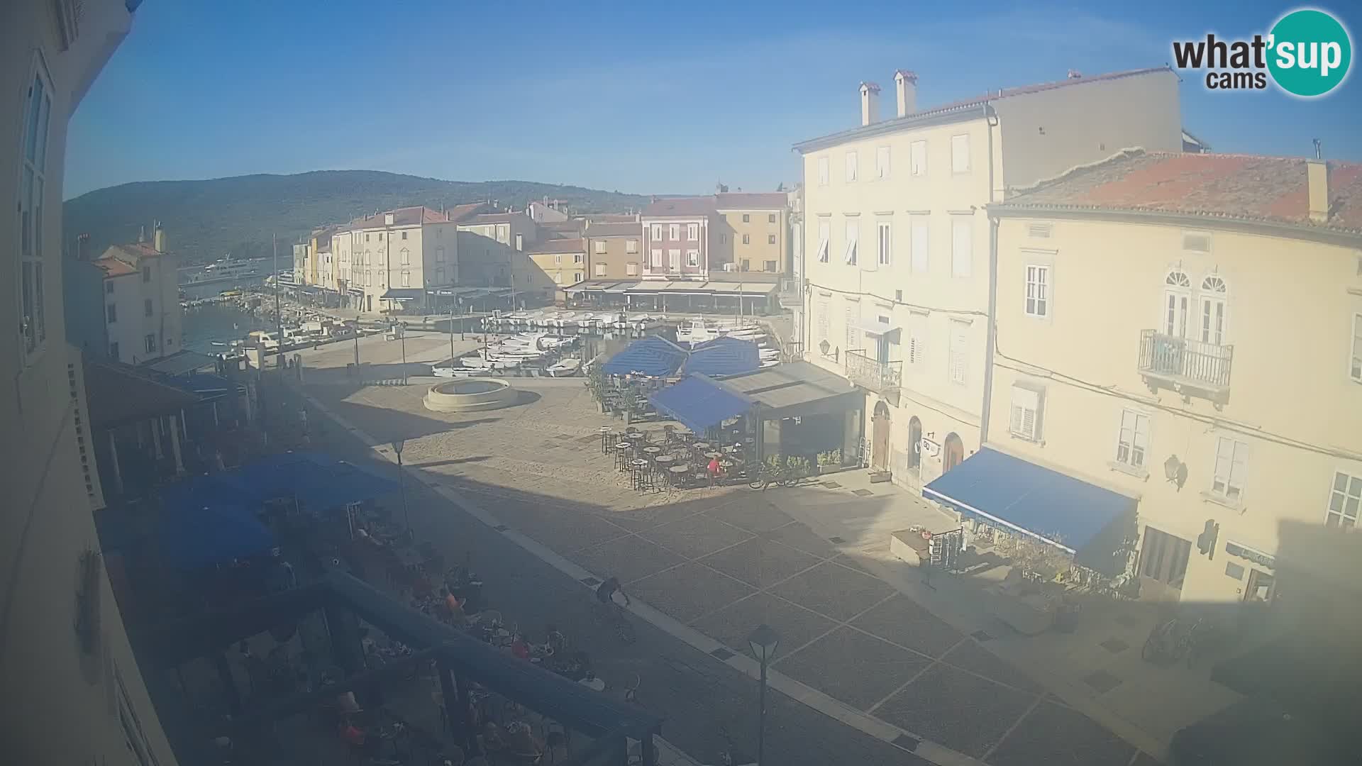 V ŽIVO spletna kamera Cres mesto – glavni trg in “mandrač” – otok Cres – Hrvaška