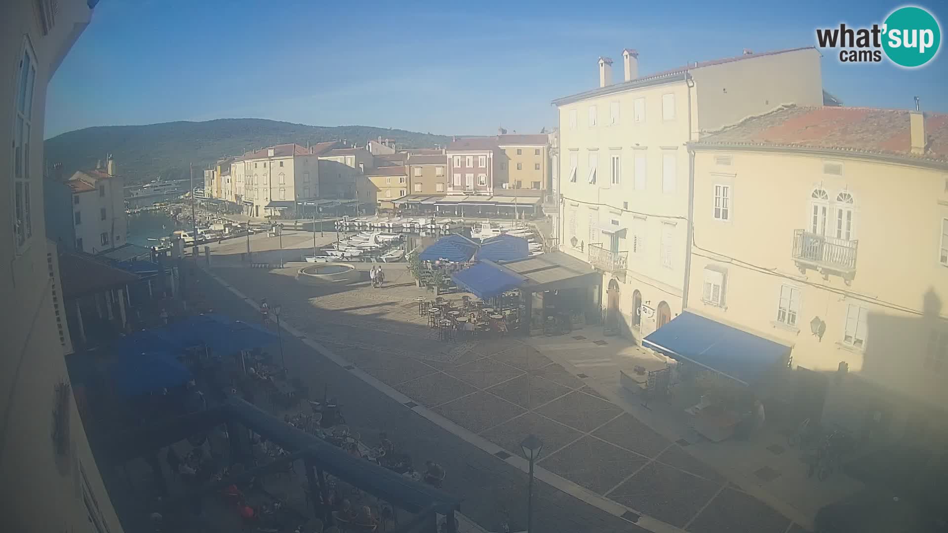 Web kamera Grad Cres – glavni trg i “mandrač” – otok Cres