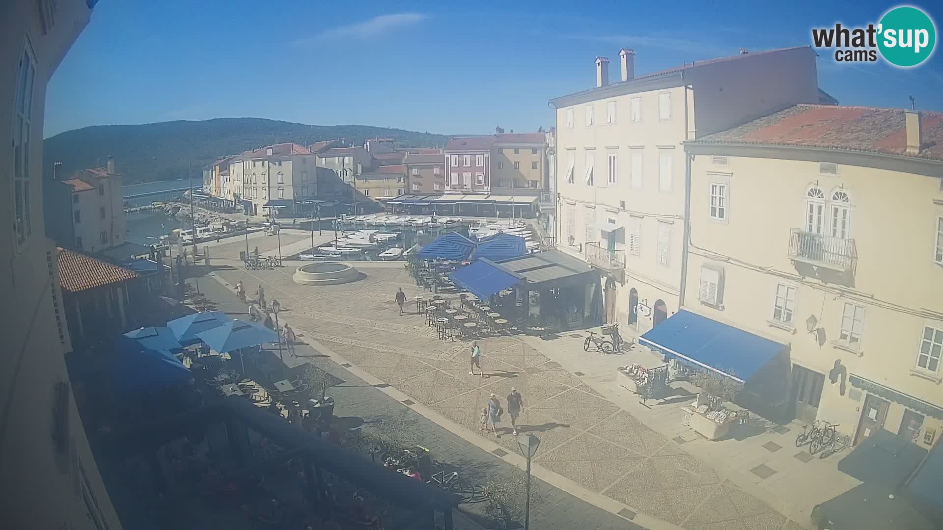 Web kamera Grad Cres – glavni trg i “mandrač” – otok Cres