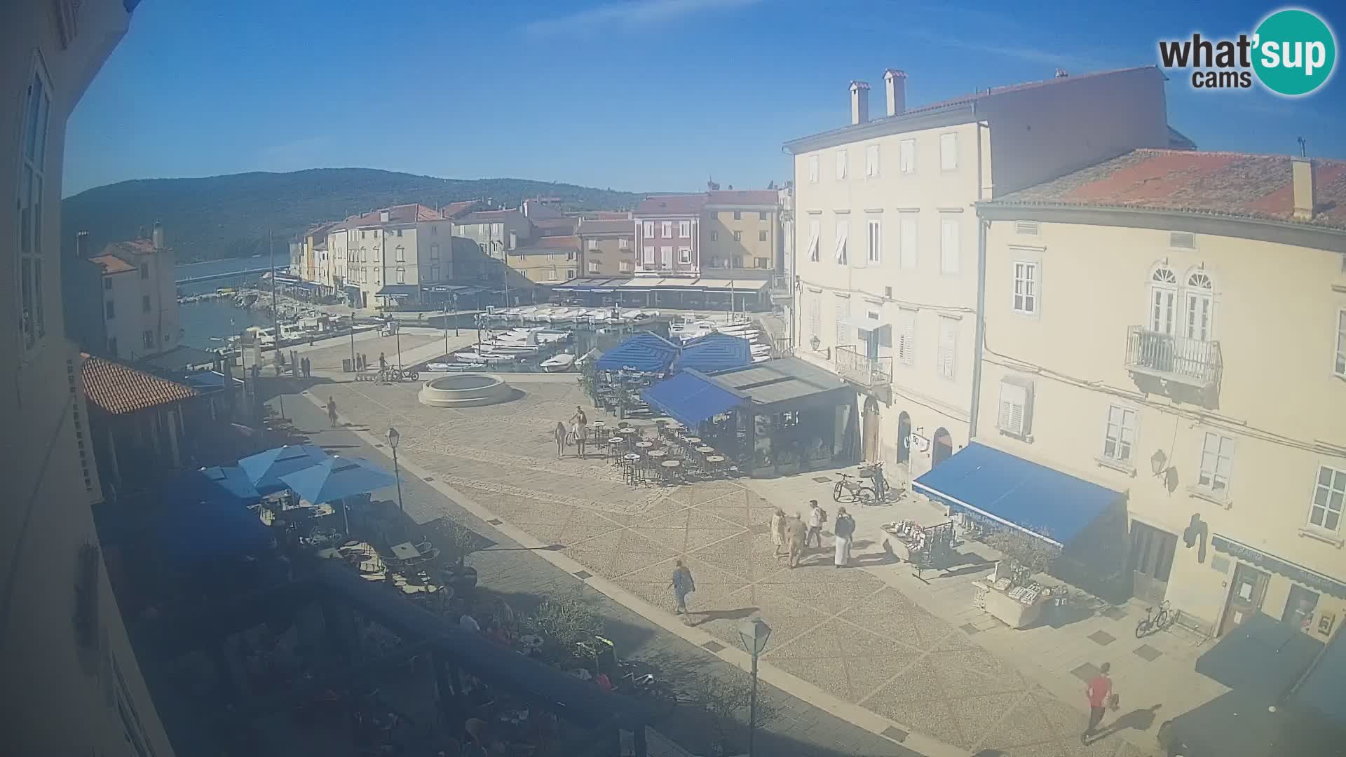 Web kamera Grad Cres – glavni trg i “mandrač” – otok Cres