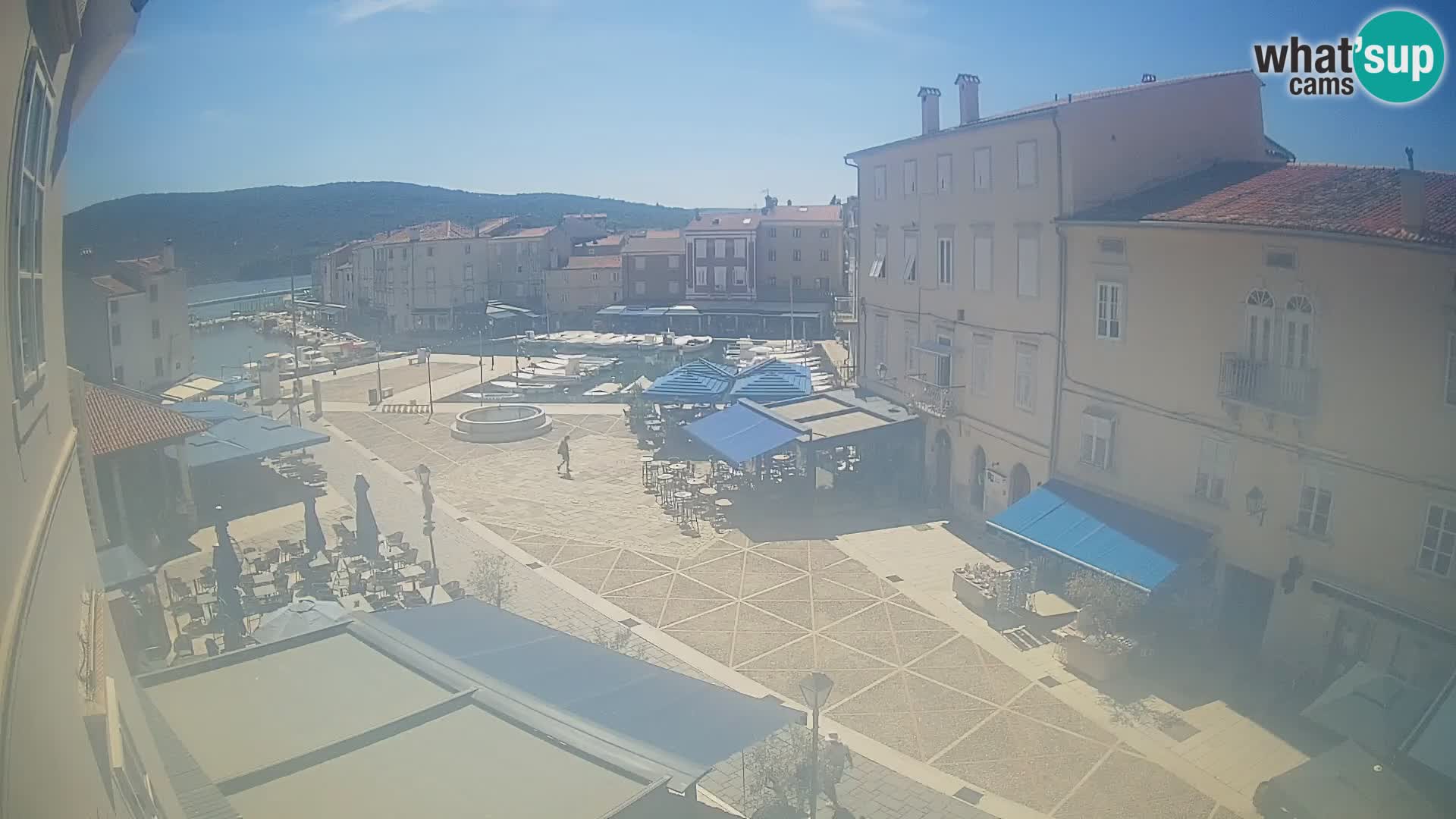 Web kamera Grad Cres – glavni trg i “mandrač” – otok Cres