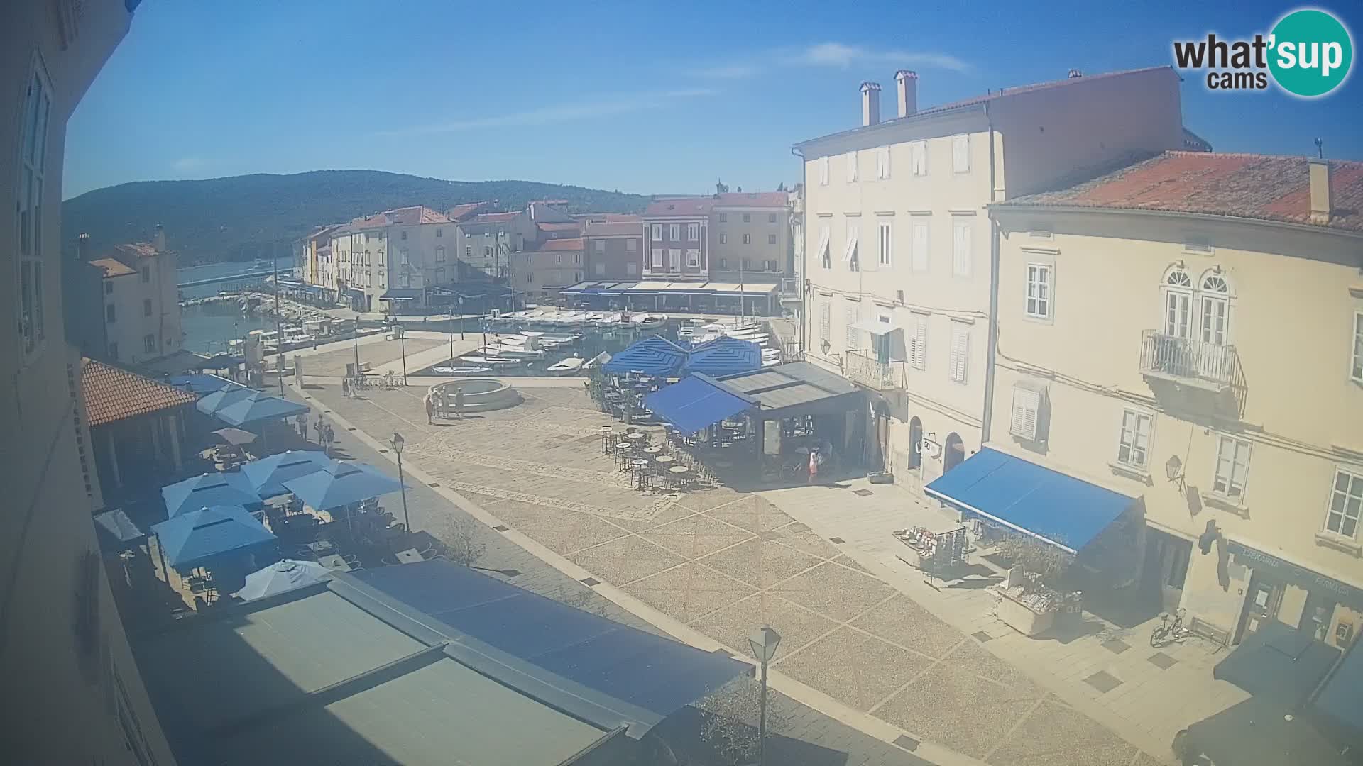 Web kamera Grad Cres – glavni trg i “mandrač” – otok Cres