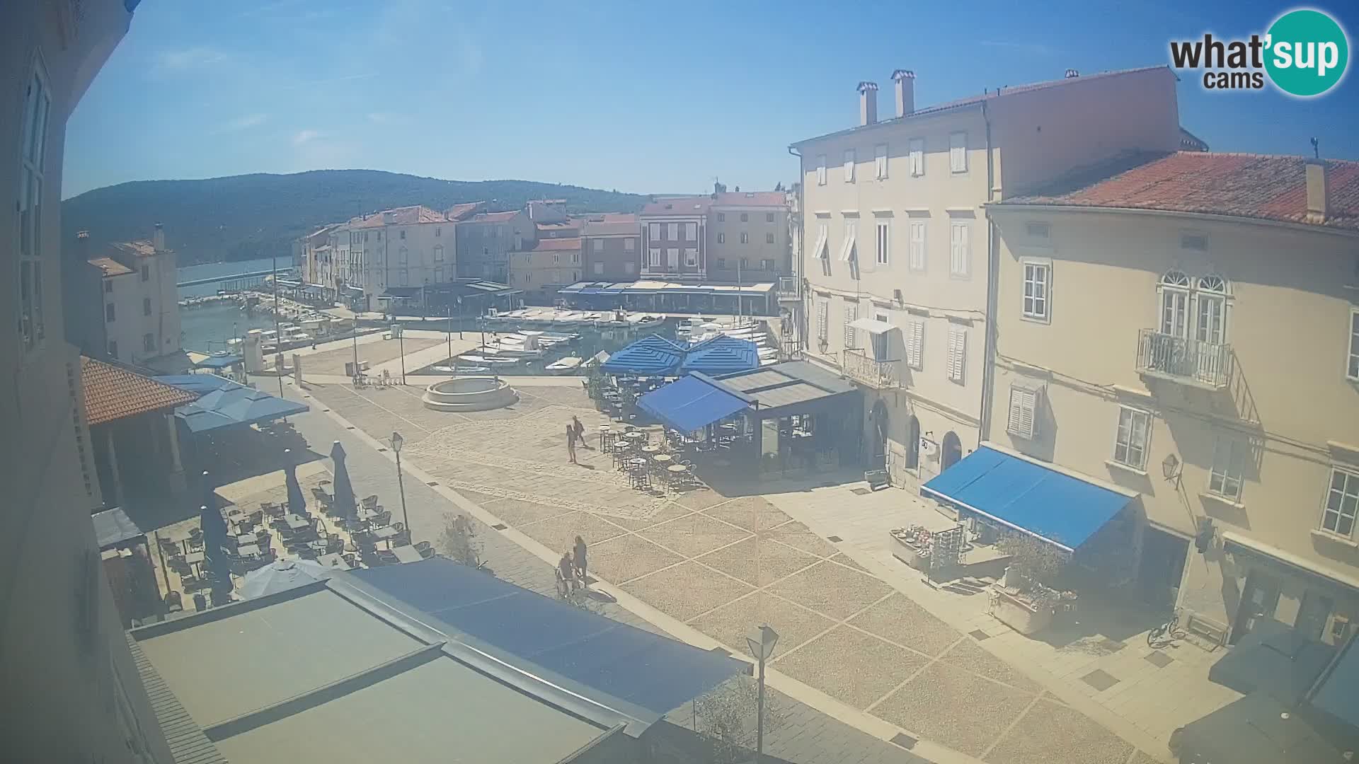 Web kamera Grad Cres – glavni trg i “mandrač” – otok Cres