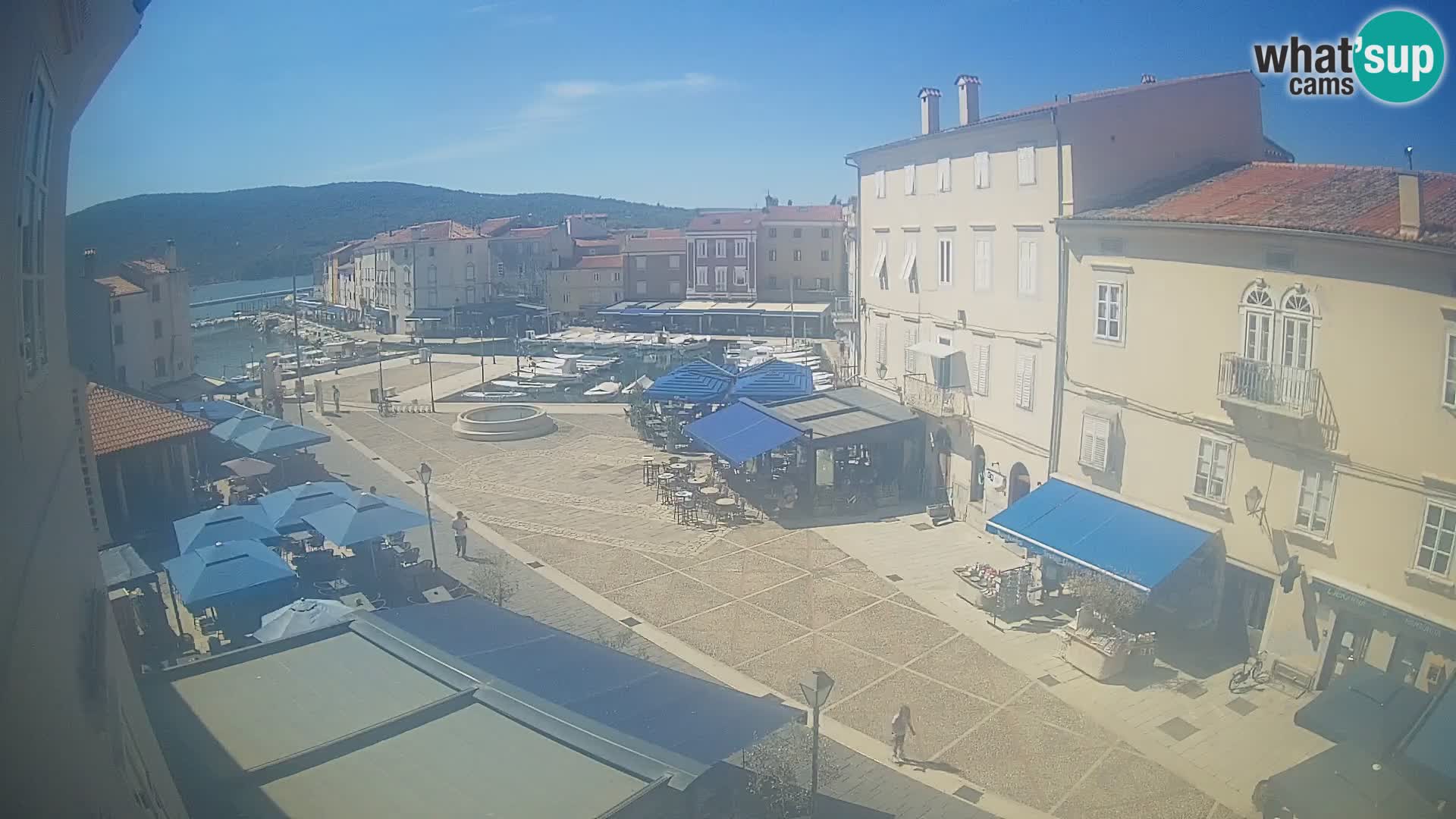 V ŽIVO spletna kamera Cres mesto – glavni trg in “mandrač” – otok Cres – Hrvaška