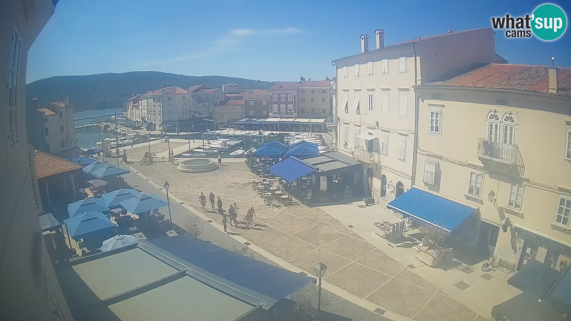 V ŽIVO spletna kamera Cres mesto – glavni trg in “mandrač” – otok Cres – Hrvaška