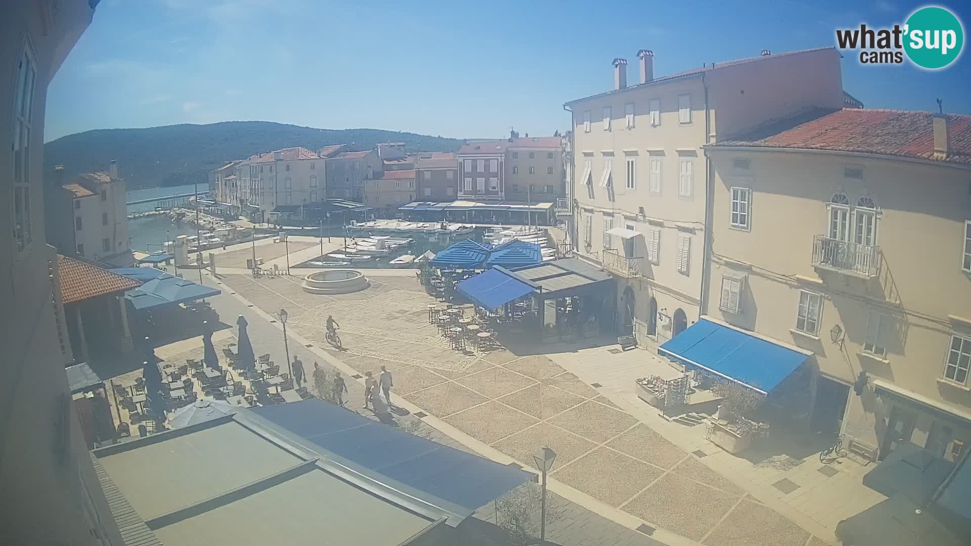 Web kamera Grad Cres – glavni trg i “mandrač” – otok Cres