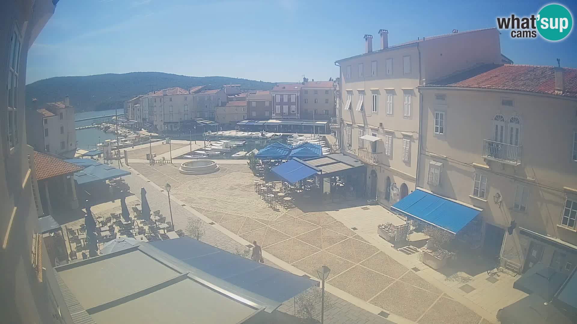 Web kamera Grad Cres – glavni trg i “mandrač” – otok Cres