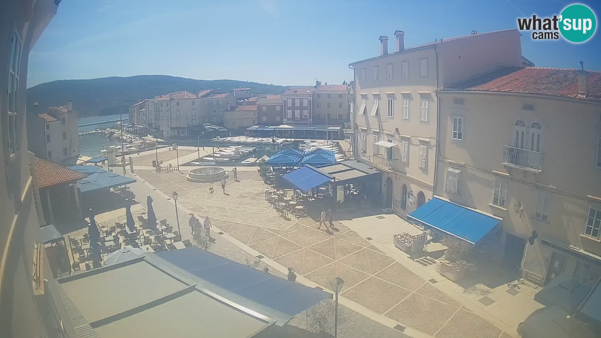 Web kamera Grad Cres – glavni trg i “mandrač” – otok Cres