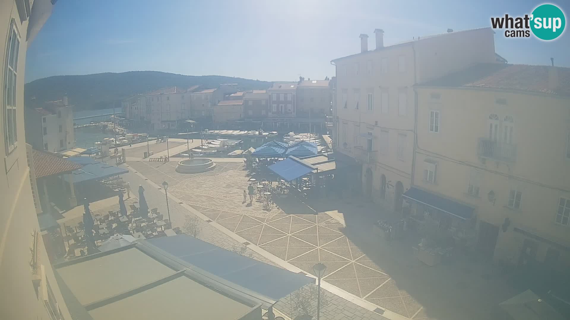 Web kamera Grad Cres – glavni trg i “mandrač” – otok Cres