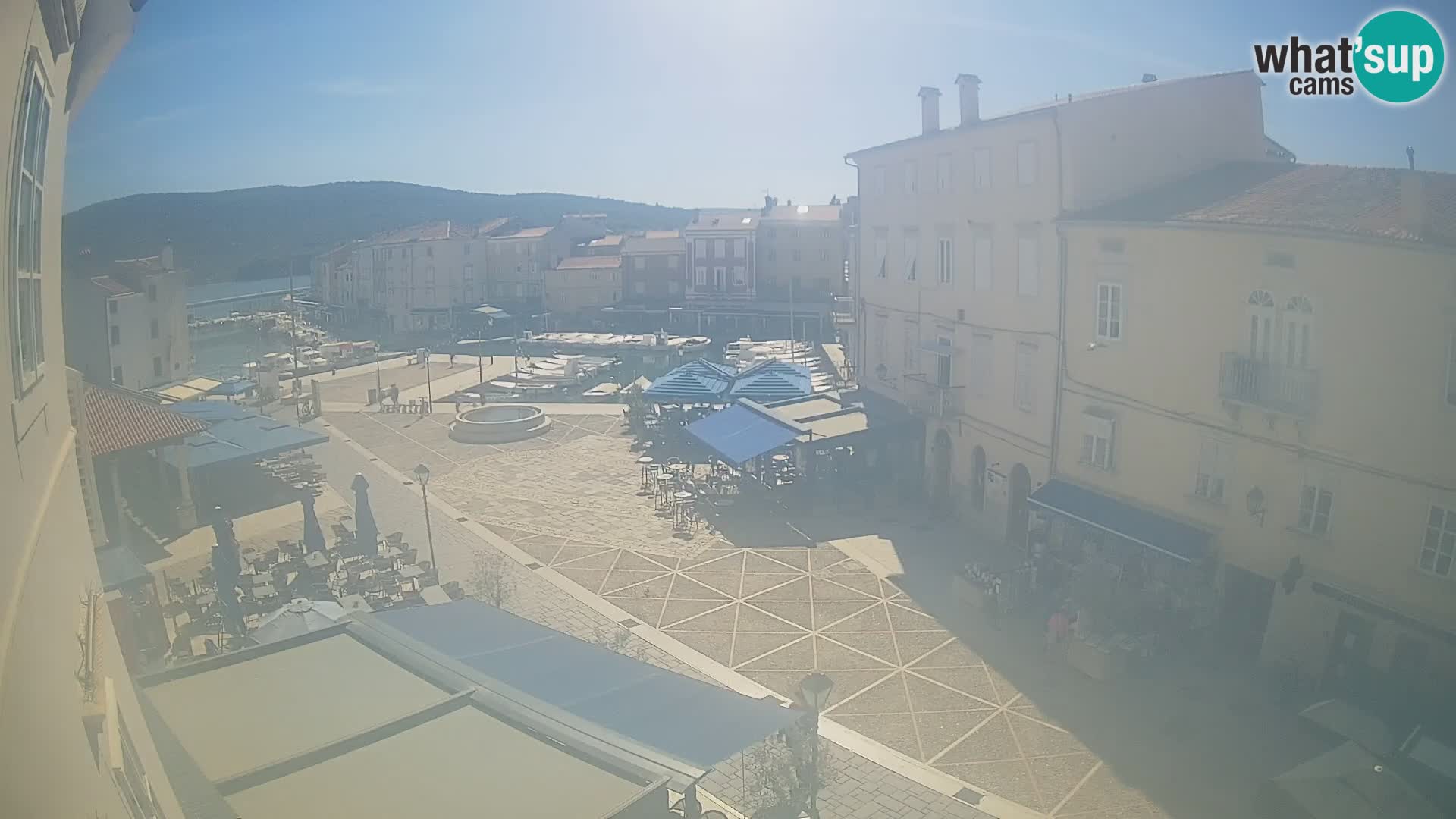 V ŽIVO spletna kamera Cres mesto – glavni trg in “mandrač” – otok Cres – Hrvaška