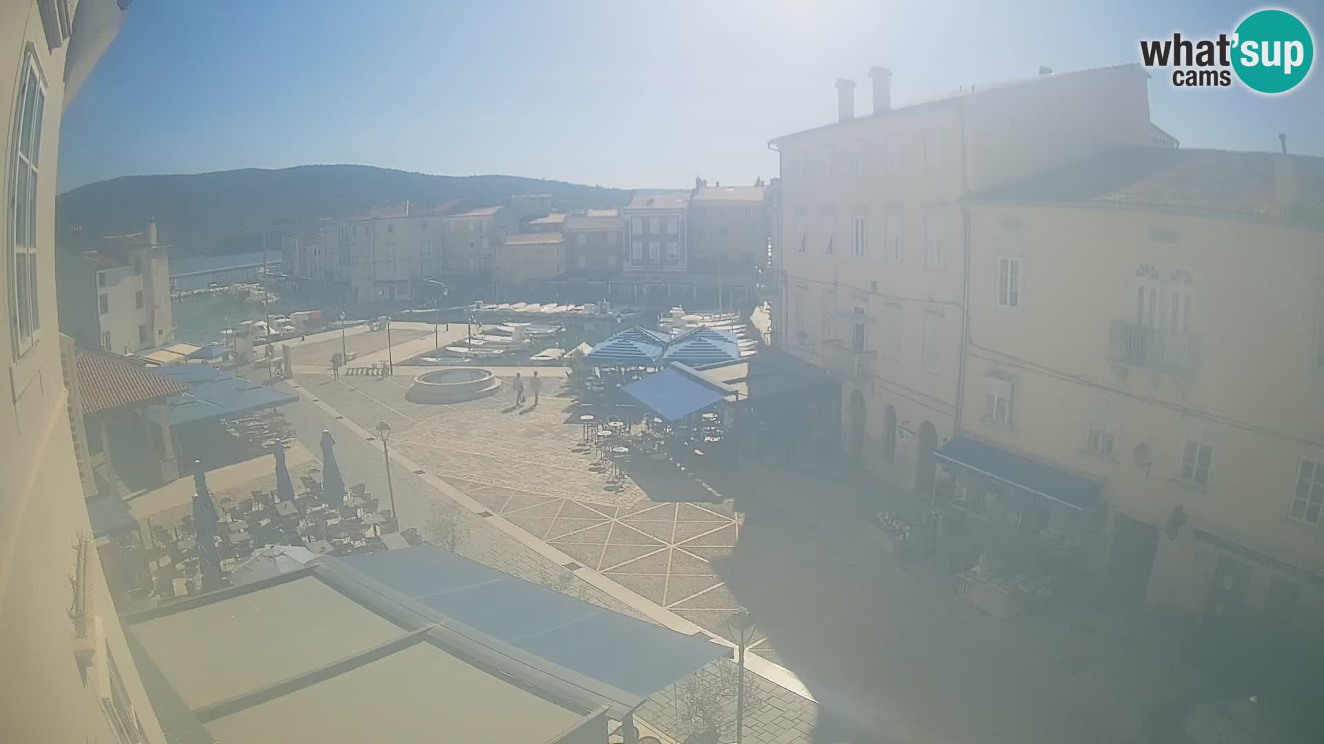 Web kamera Grad Cres – glavni trg i “mandrač” – otok Cres
