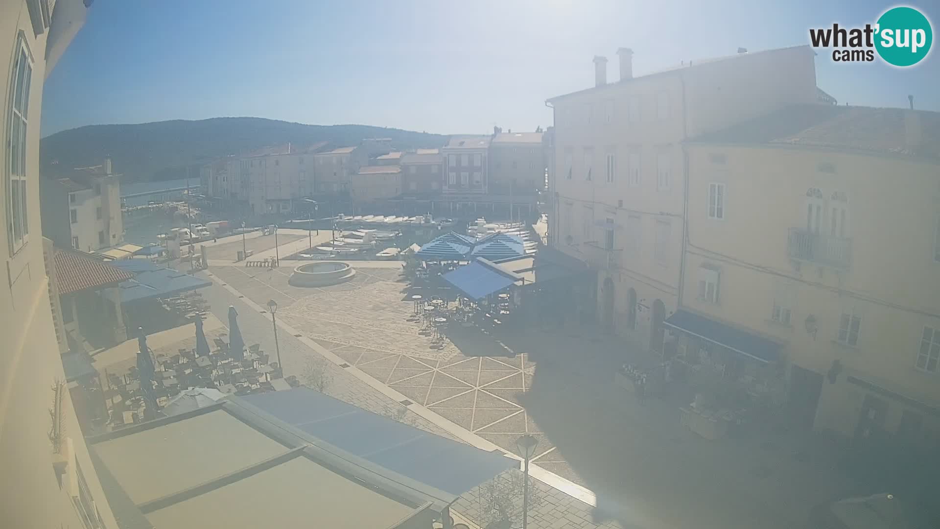 V ŽIVO spletna kamera Cres mesto – glavni trg in “mandrač” – otok Cres – Hrvaška