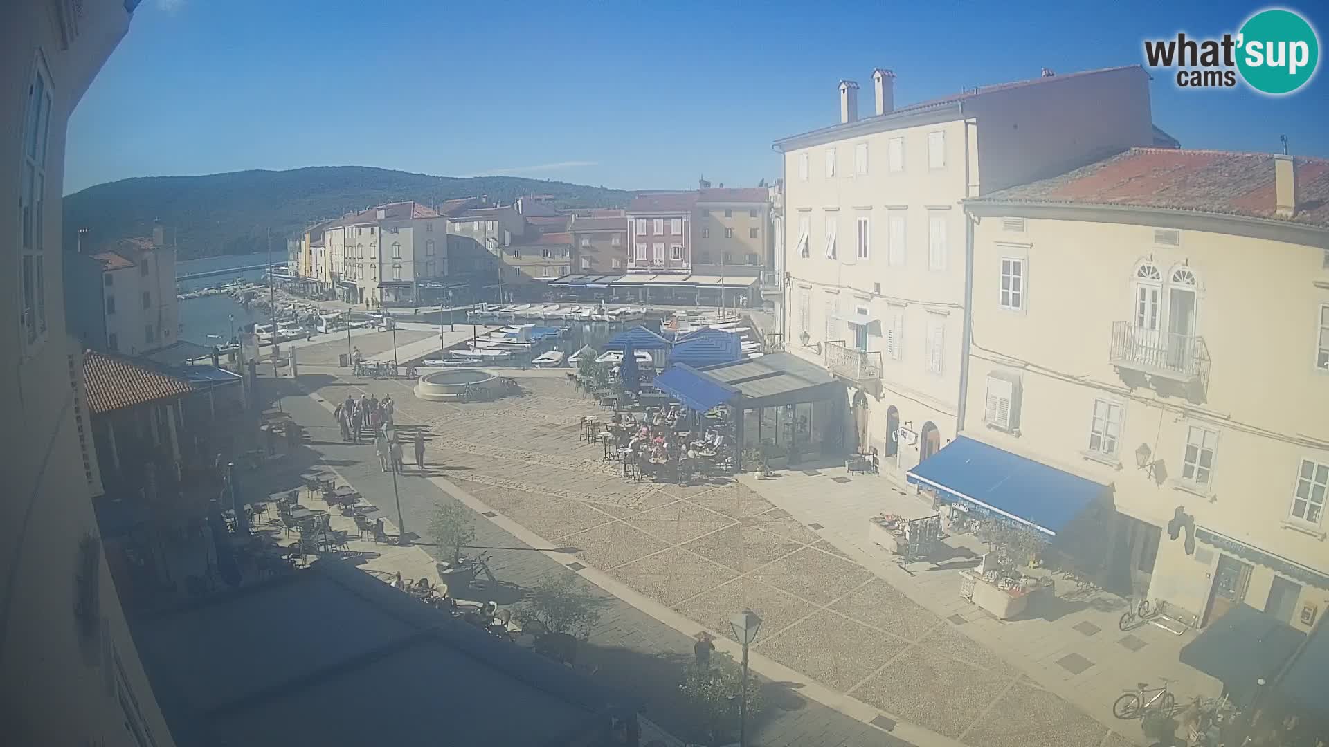 Web kamera Grad Cres – glavni trg i “mandrač” – otok Cres