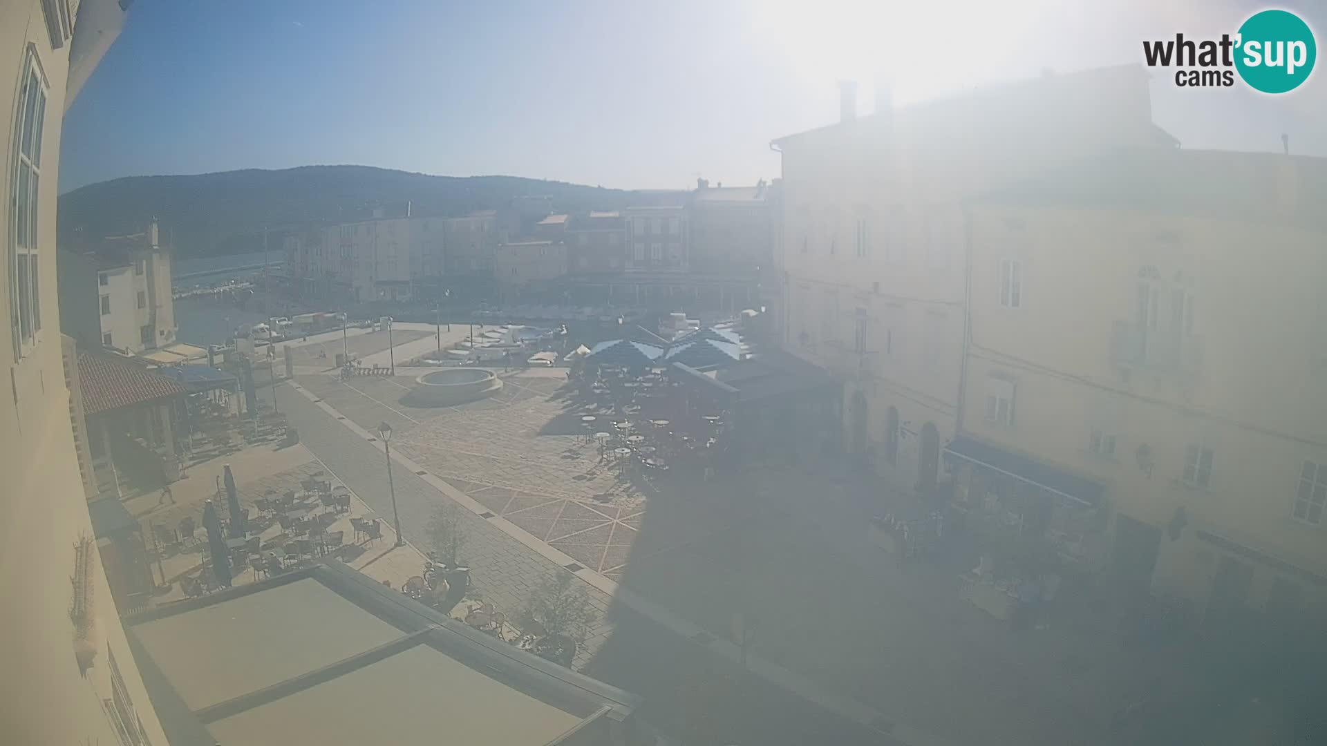 Web kamera Grad Cres – glavni trg i “mandrač” – otok Cres