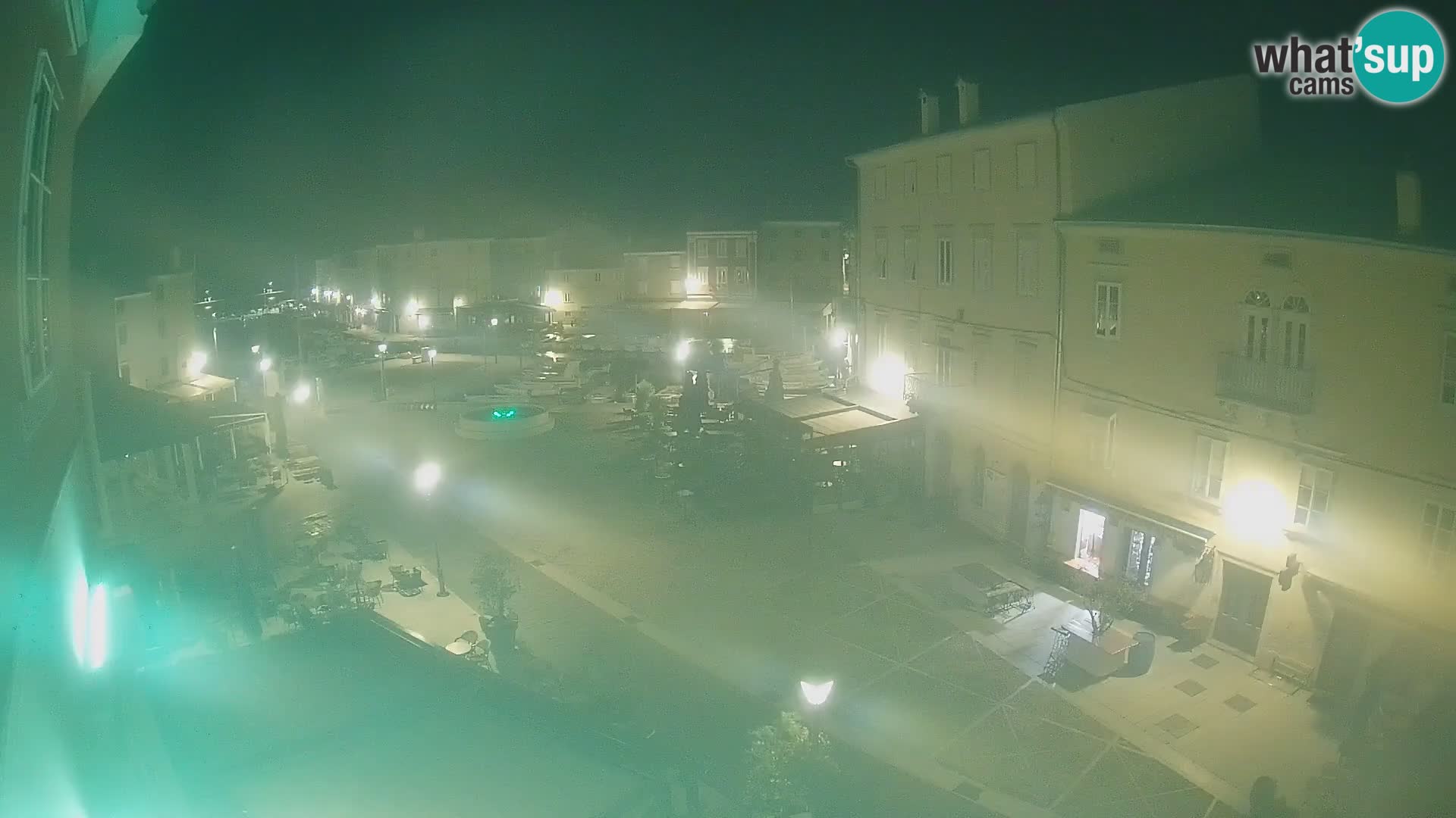 Web kamera Grad Cres – glavni trg i “mandrač” – otok Cres