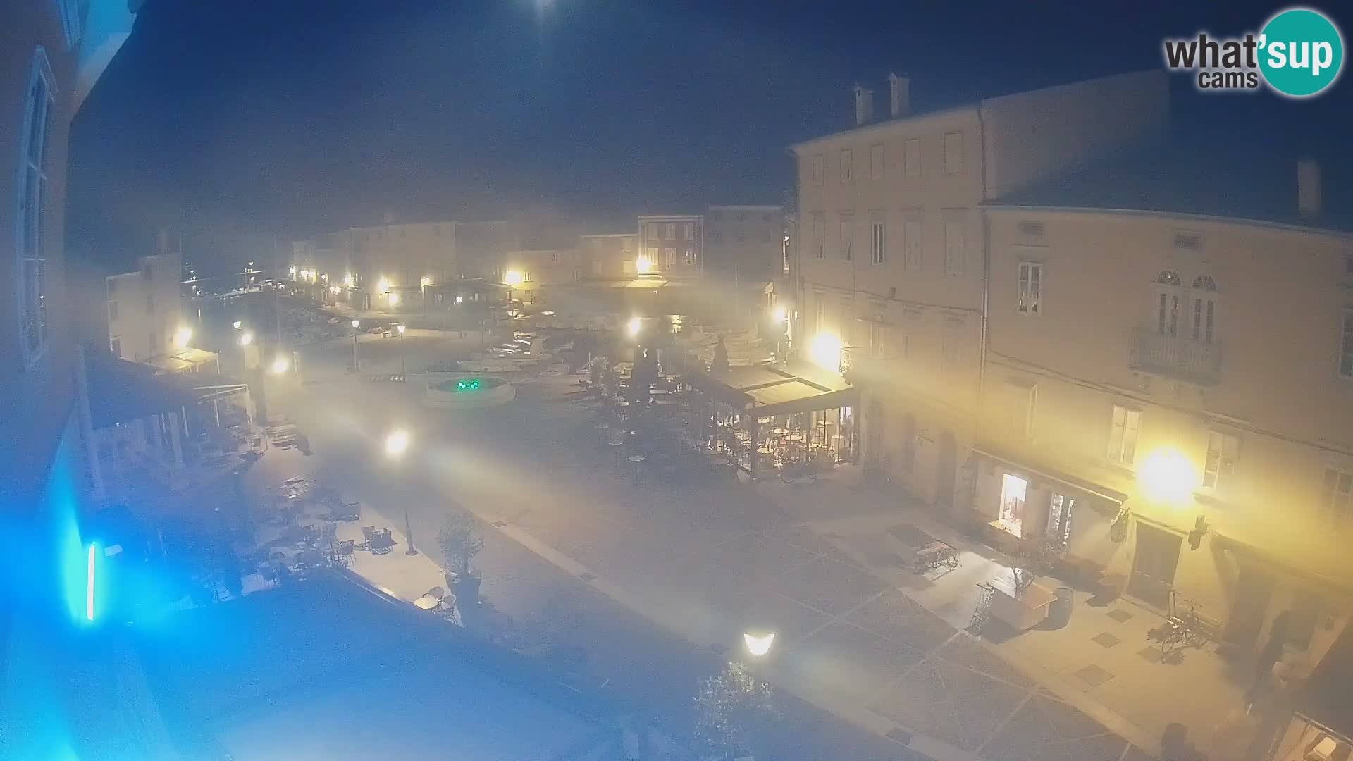 V ŽIVO spletna kamera Cres mesto – glavni trg in “mandrač” – otok Cres – Hrvaška