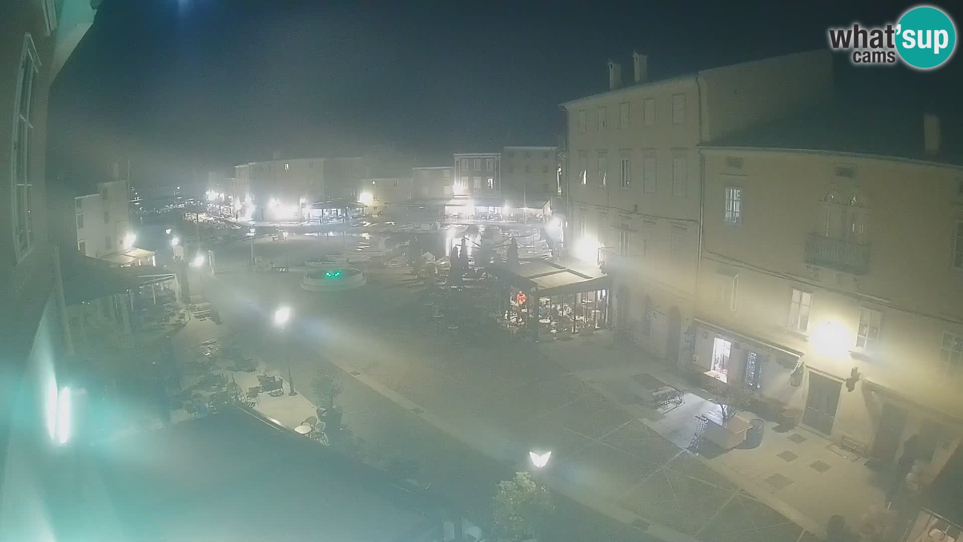 Web kamera Grad Cres – glavni trg i “mandrač” – otok Cres