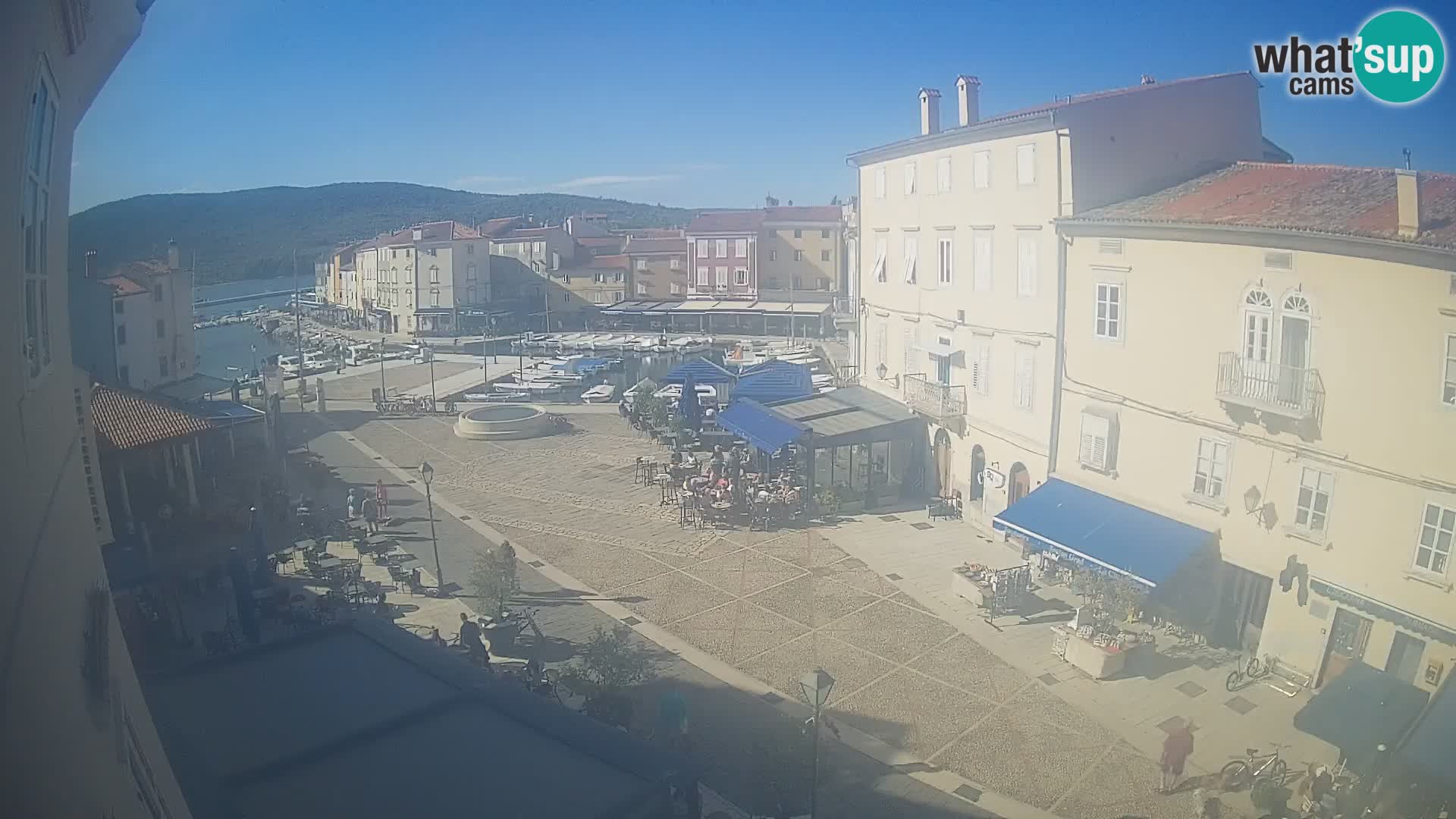 LIVE cam Cres city – place principale et “mandrač” – île de Cres – Croatie